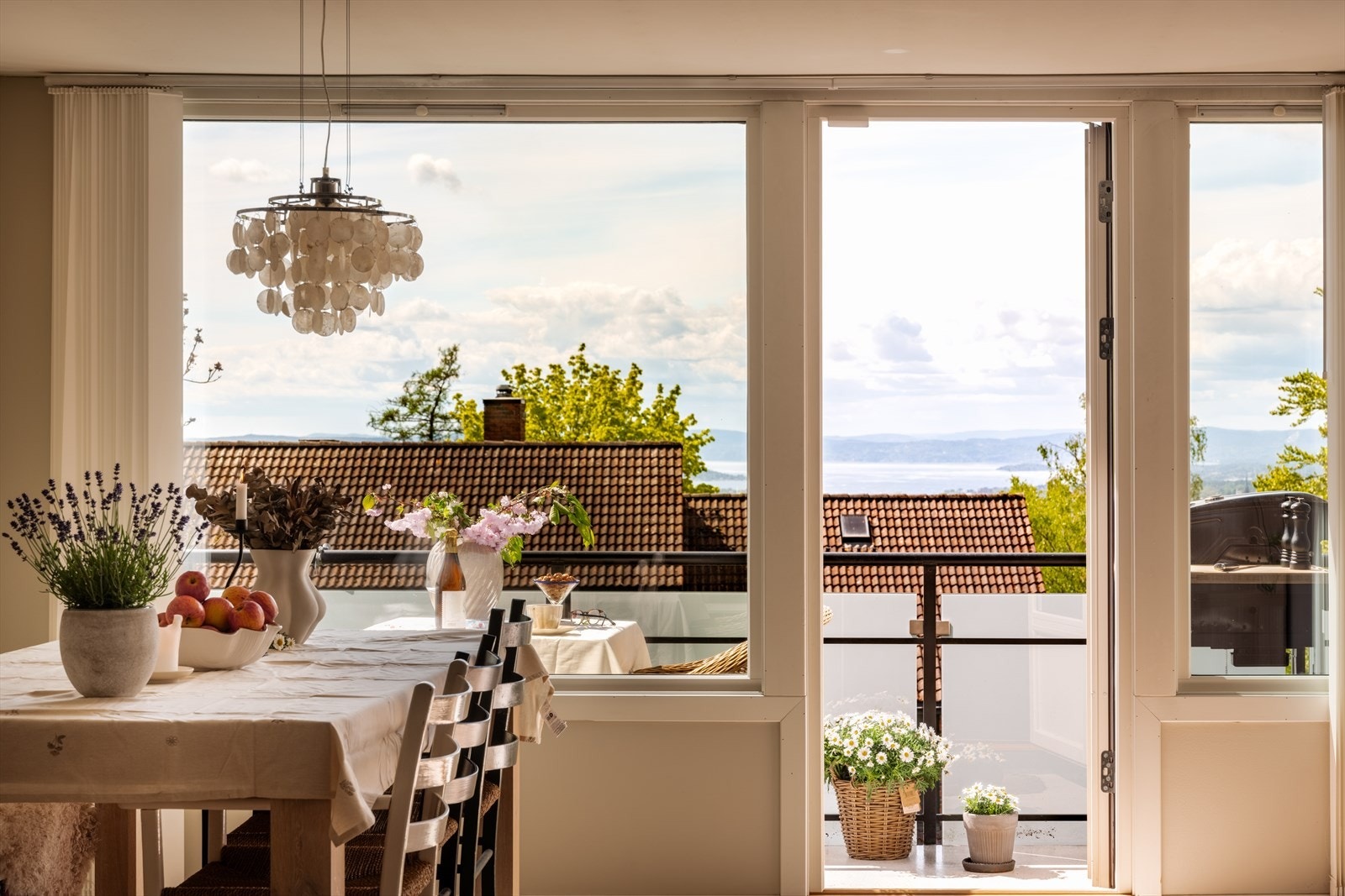 De store vindusflatene gir en flott utsikt over nærområdet og Oslofjorden. Galleribilde