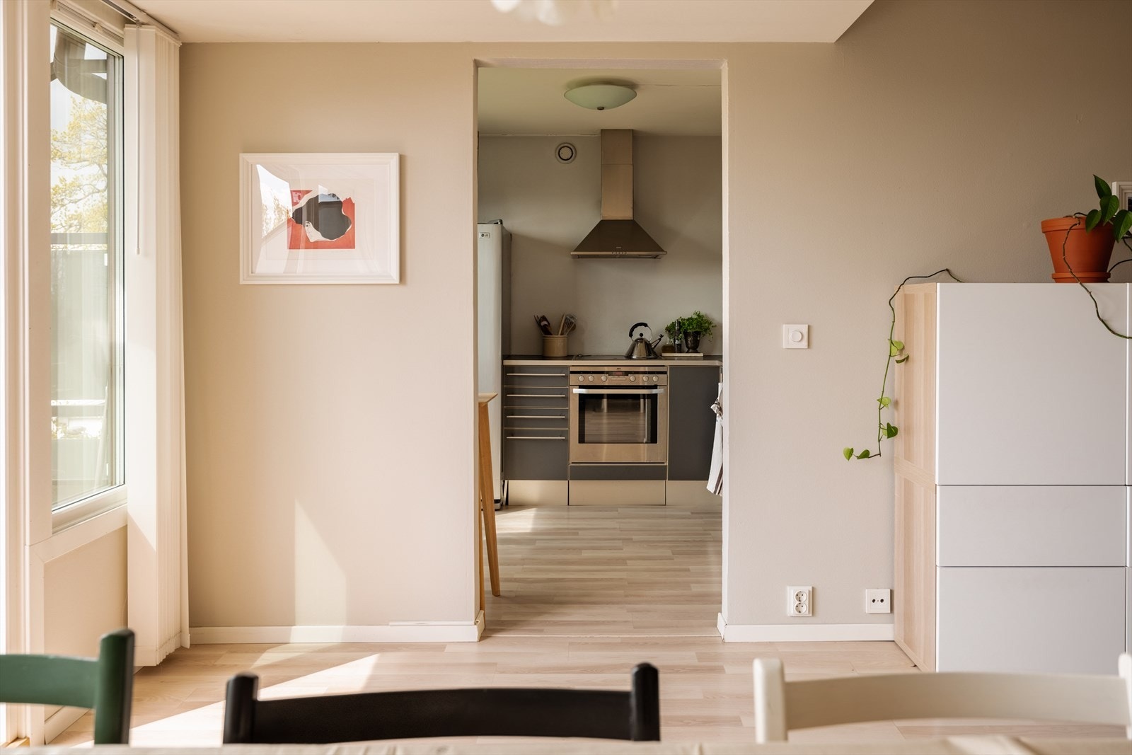 Fra stuen er det en åpen passasje inn til kjøkkenet. Galleribilde