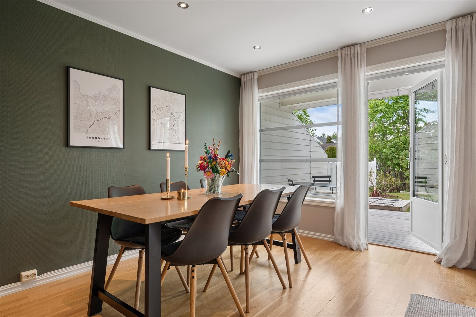 Fra stue og spisestue er det direkte utgang til en romslig markterrasse, som er delvis overbygget og gir gode muligheter for utemøblering og hyggelige opphold. Galleribilde
