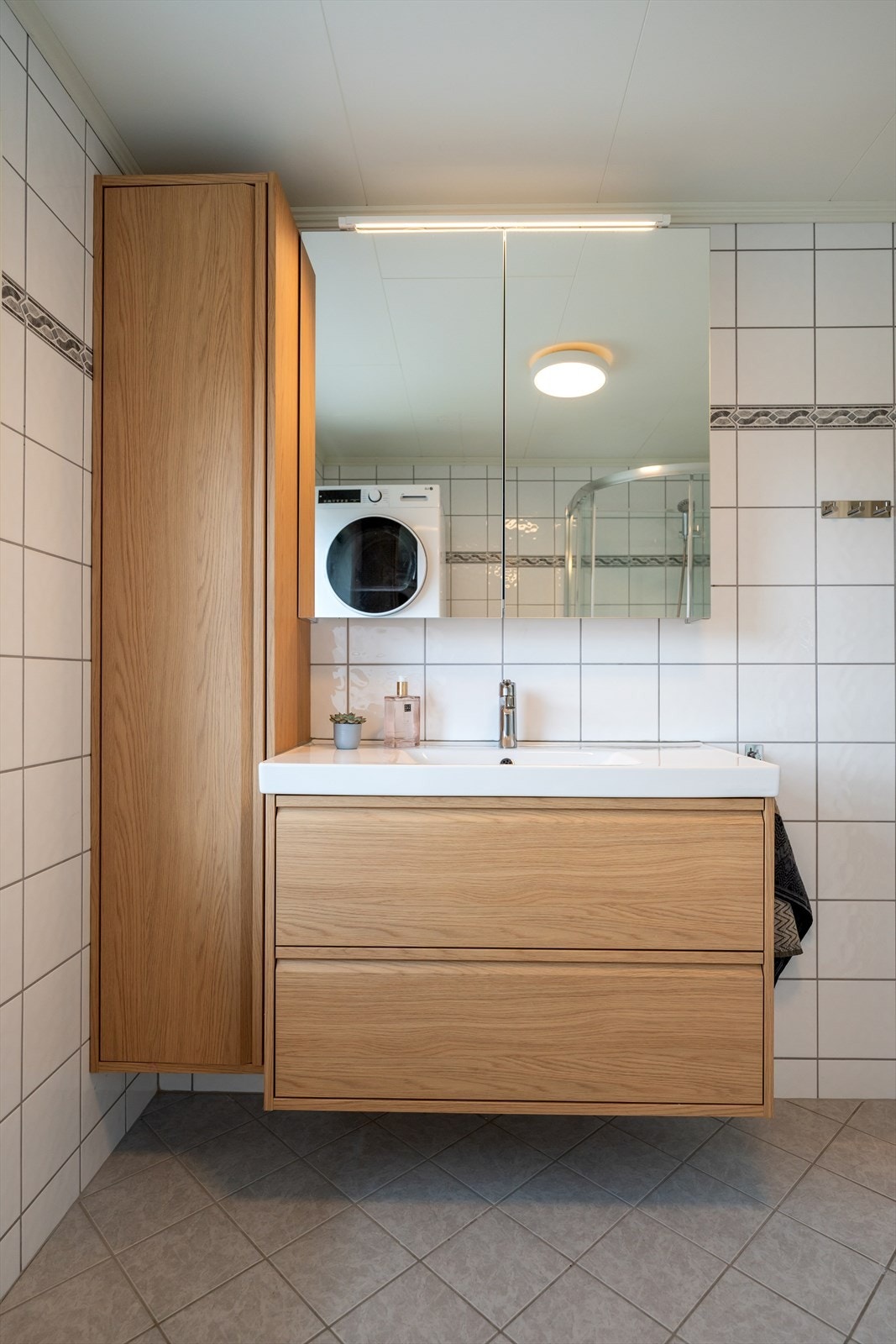 Badet har flislagte overflater med gulvfall mot sluk samt himlingsplater i tak. Baderomsinnredningen ble oppgradert i 2024, og består av nedfelt servant, speilskap, skap og skuffeløsning. Galleribilde
