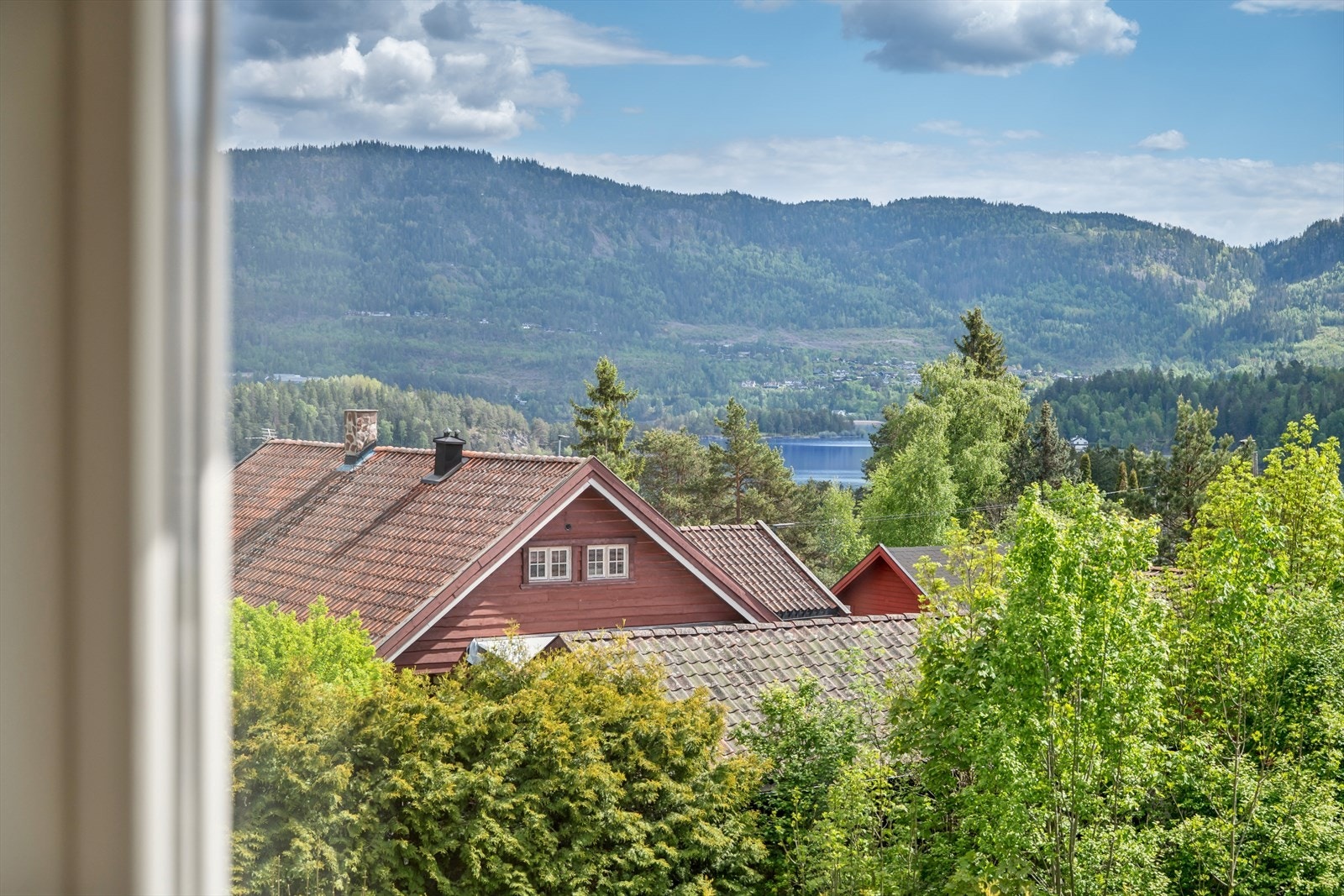 Beliggenheten i Steinsåsen byr på nærhet til skoler, barnehager og flotte rekreasjonsmuligheter ved fjorden og i marka. Galleribilde