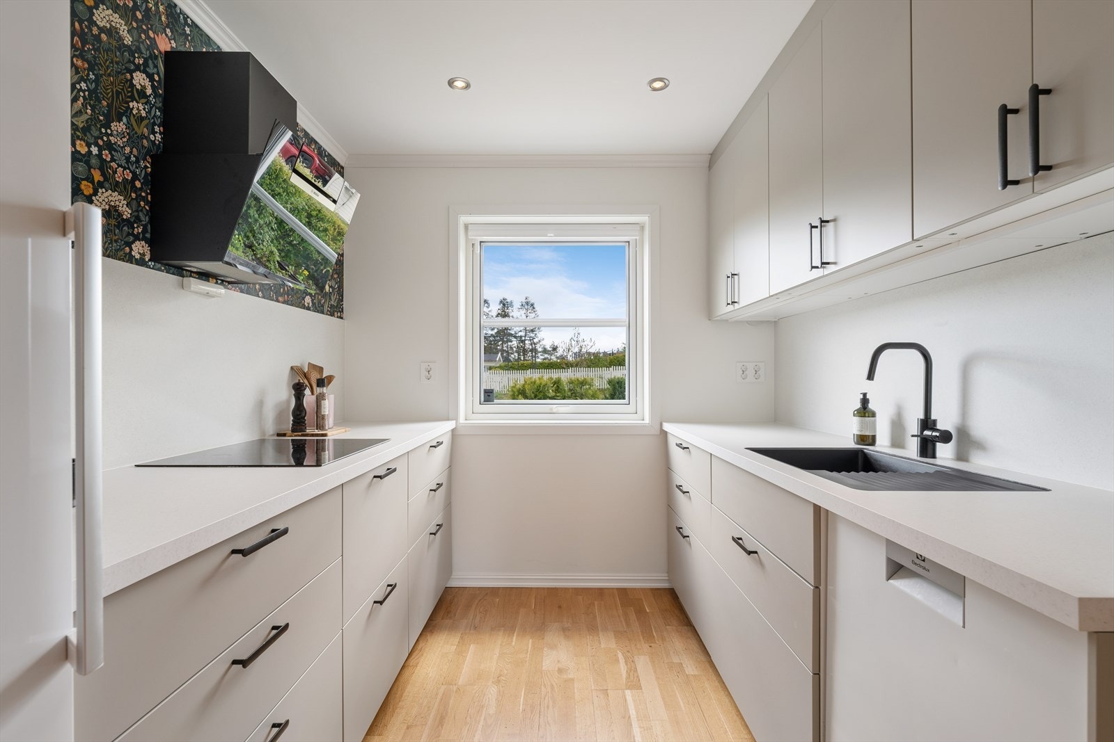 Kjøkkenet ble fornyet i 2026 og har en moderne innredning fra Ikea med glatte fronter. Benkeplaten er i laminat med planlimt vask. Galleribilde