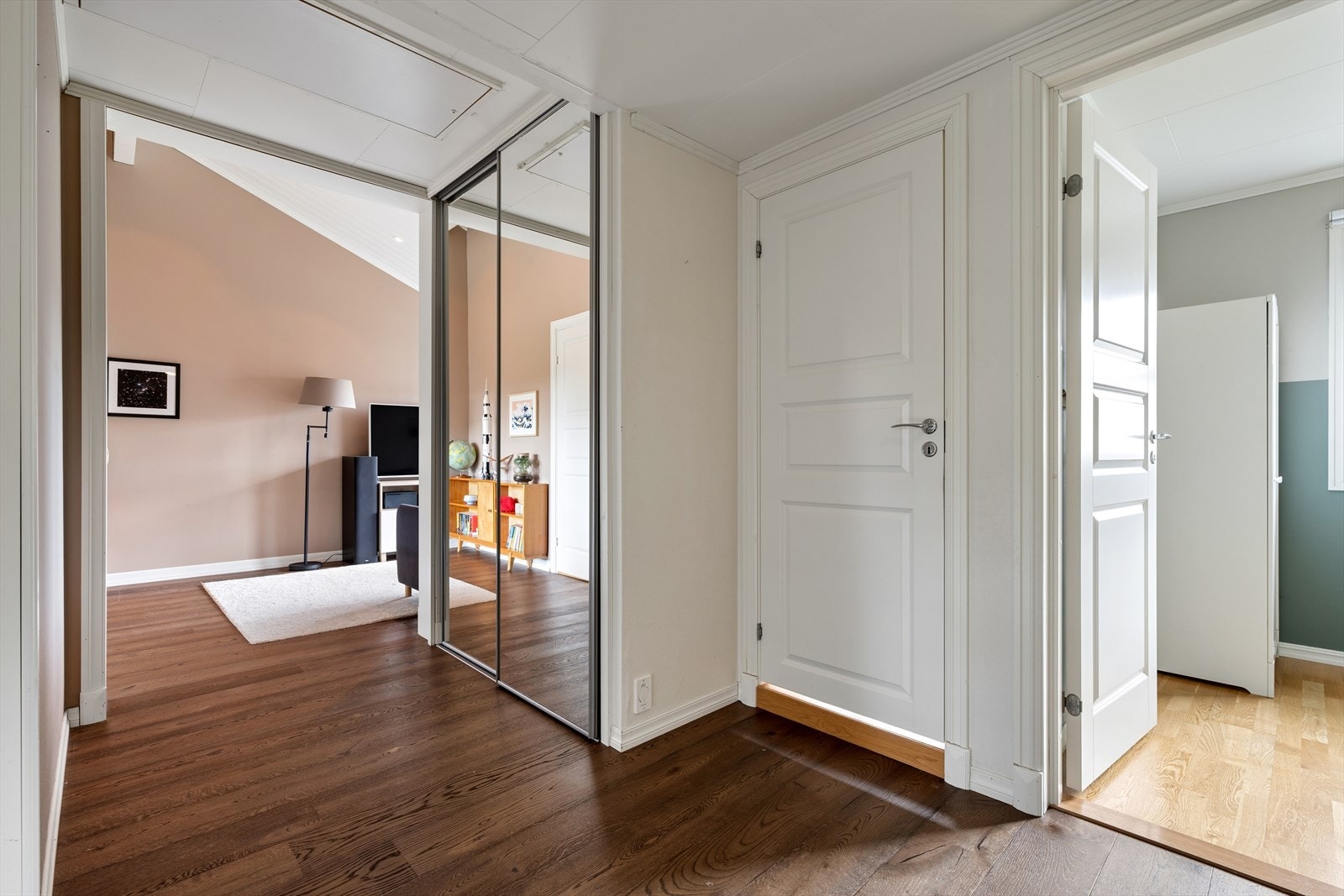 Romslig gang i andre etasje med god plass til bevegelse, som fordeler adkomst til soverom og bad. Her er også boligens ventilasjonsaggregat for balansert ventilasjon plassert, og det er etablert garderobeskap som gir praktiske oppbevaringsmuligheter. Galleribilde