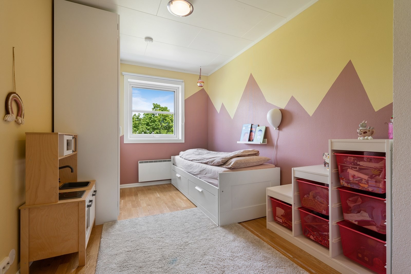 Lyse og trivelige barnerom med plass til seng, skap og lekeareal. Galleribilde