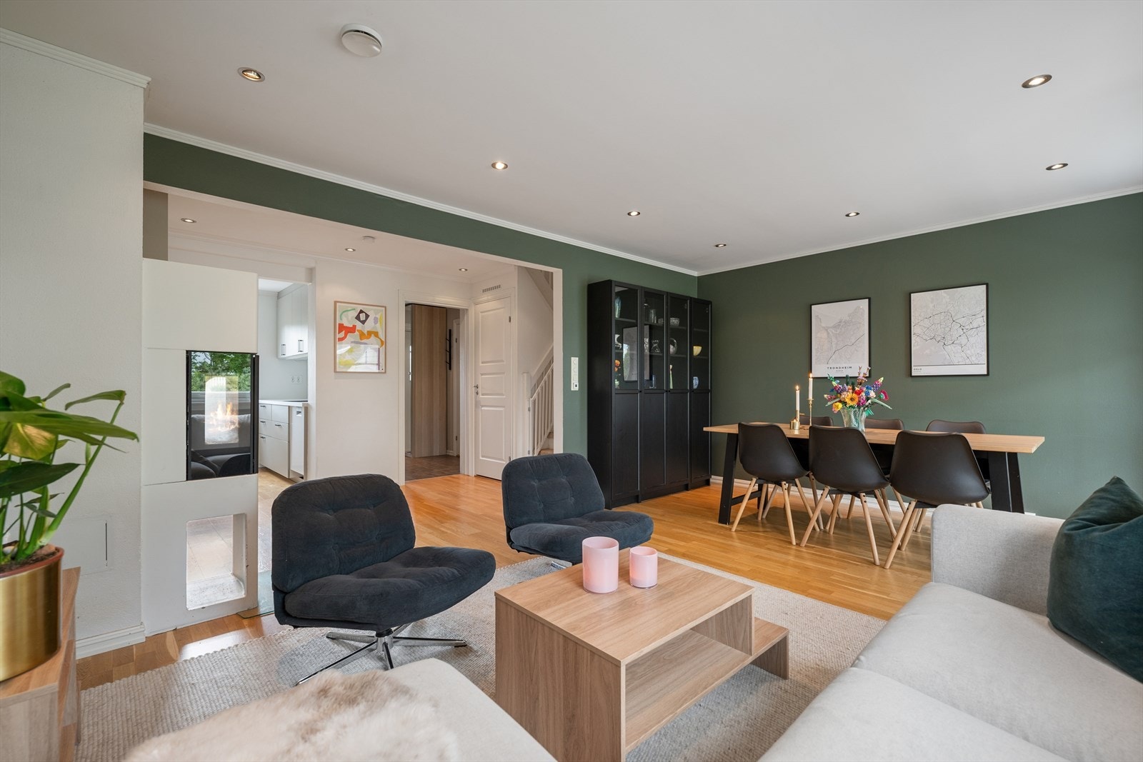 Gjennomgående parkett, downlights i himlingen og malte flater bidrar til et helhetlig, moderne og stilrent uttrykk i boligens første etasje. Galleribilde