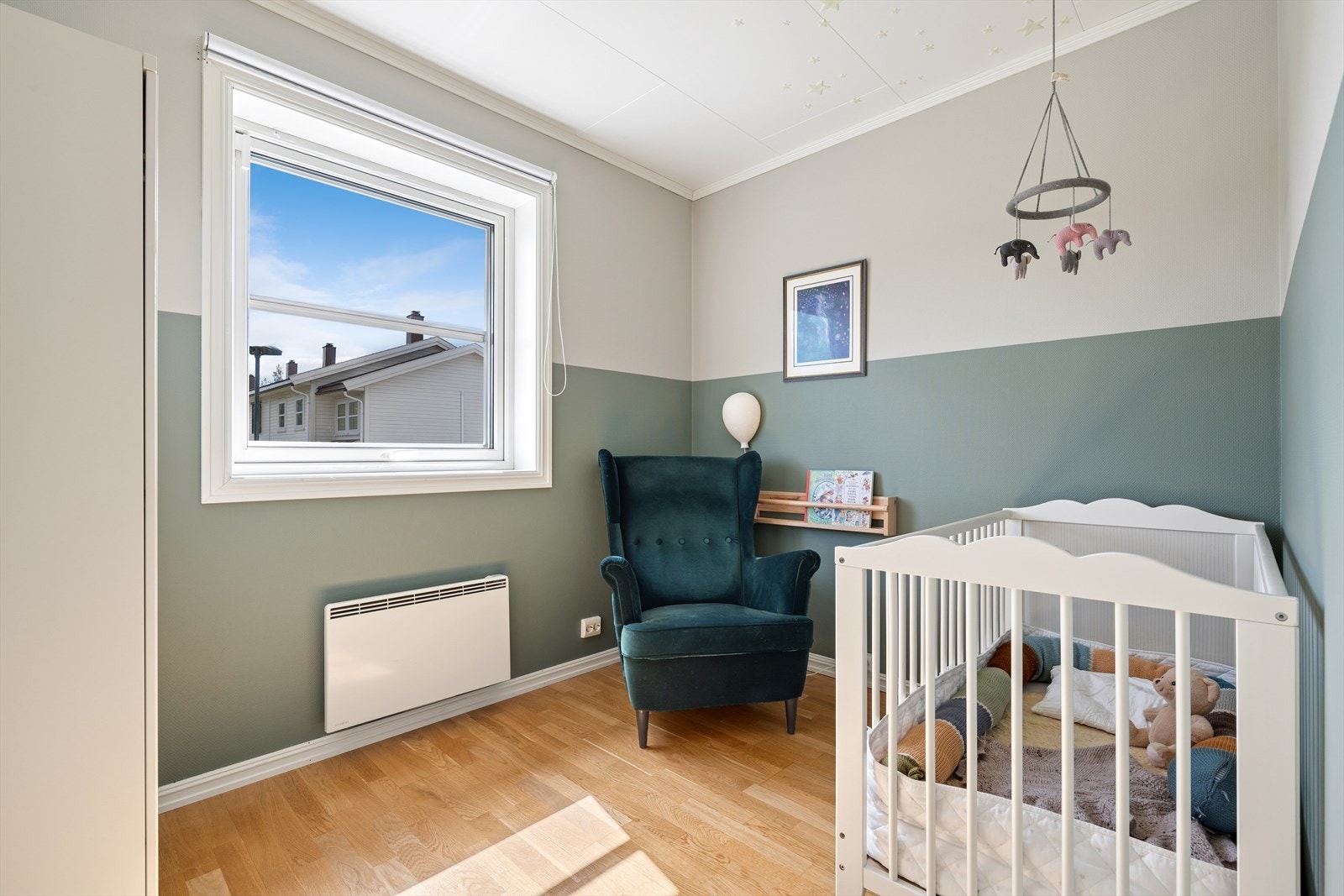 Alle soverommene er utstyrt med vinduer som gir rikelig med naturlig lys og bidrar til en lys og behagelig atmosfære. Galleribilde