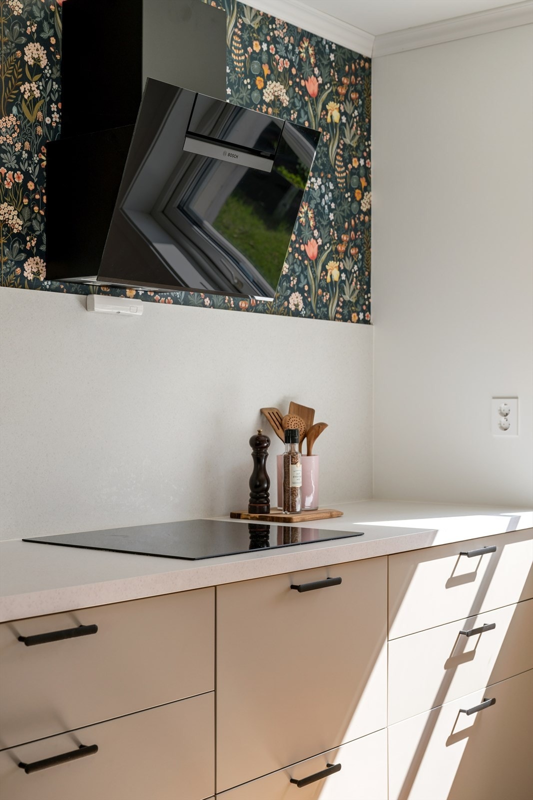 Kjøkkenet er utstyrt med hvitevarer, herunder kjøleskap, oppvaskmaskin, induksjonstopp, stekeovn og mikrobølgeovn. Det er installert komfyrvakt, og ventilasjon skjer via kjøkkenventilator med kullfilter. Galleribilde