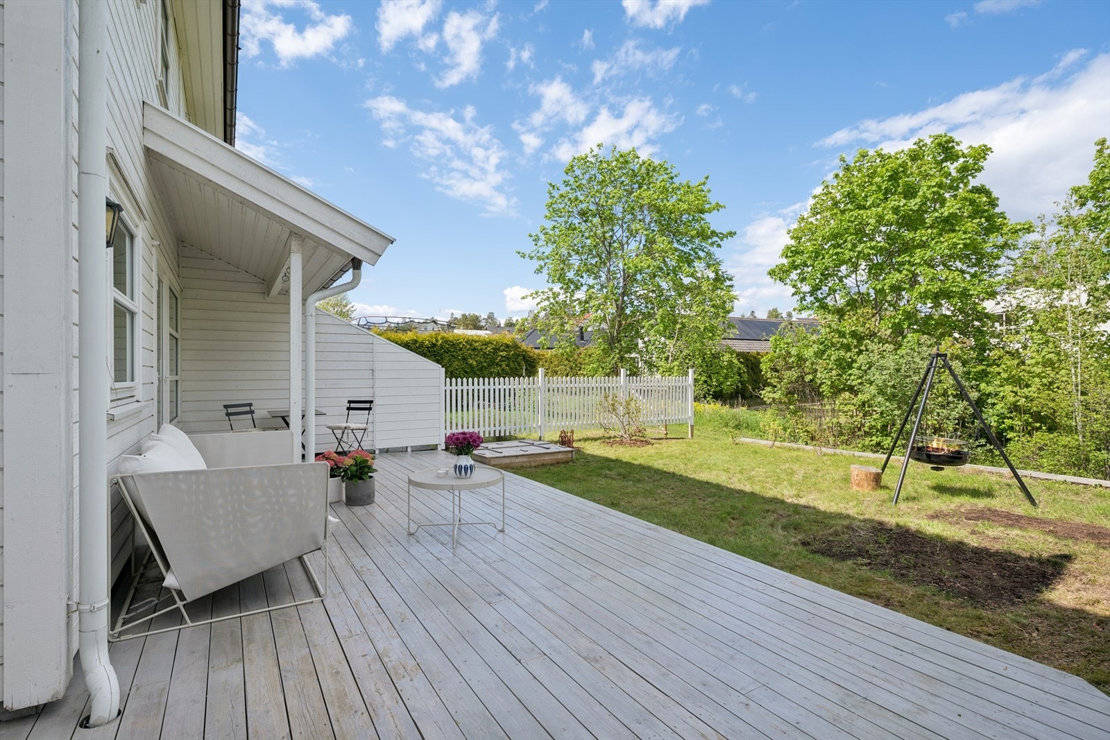 I tilknytning til terrassen er det opparbeidet et pent plenareal, og med hekk og gjerde som avgrenser mot naboene, oppnås en privat og avskjermet uteplass. Galleribilde