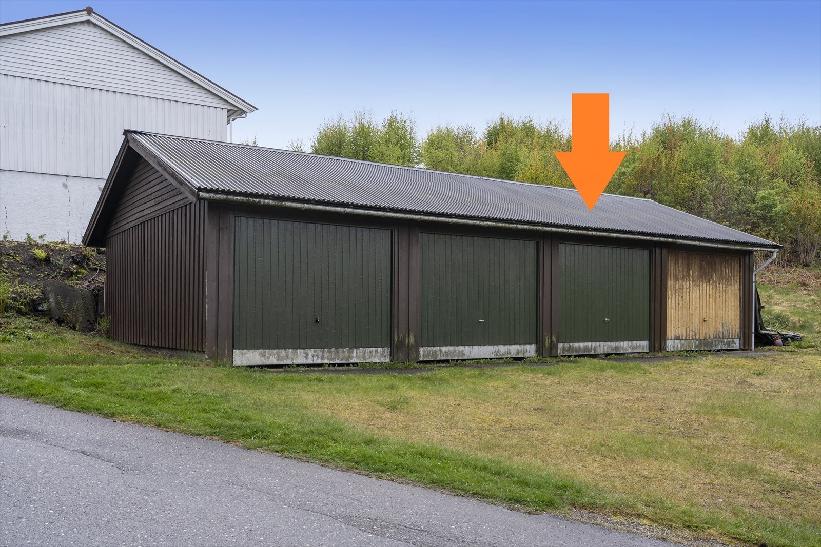 Garasjeplass i rekke like ved boligen Galleribilde