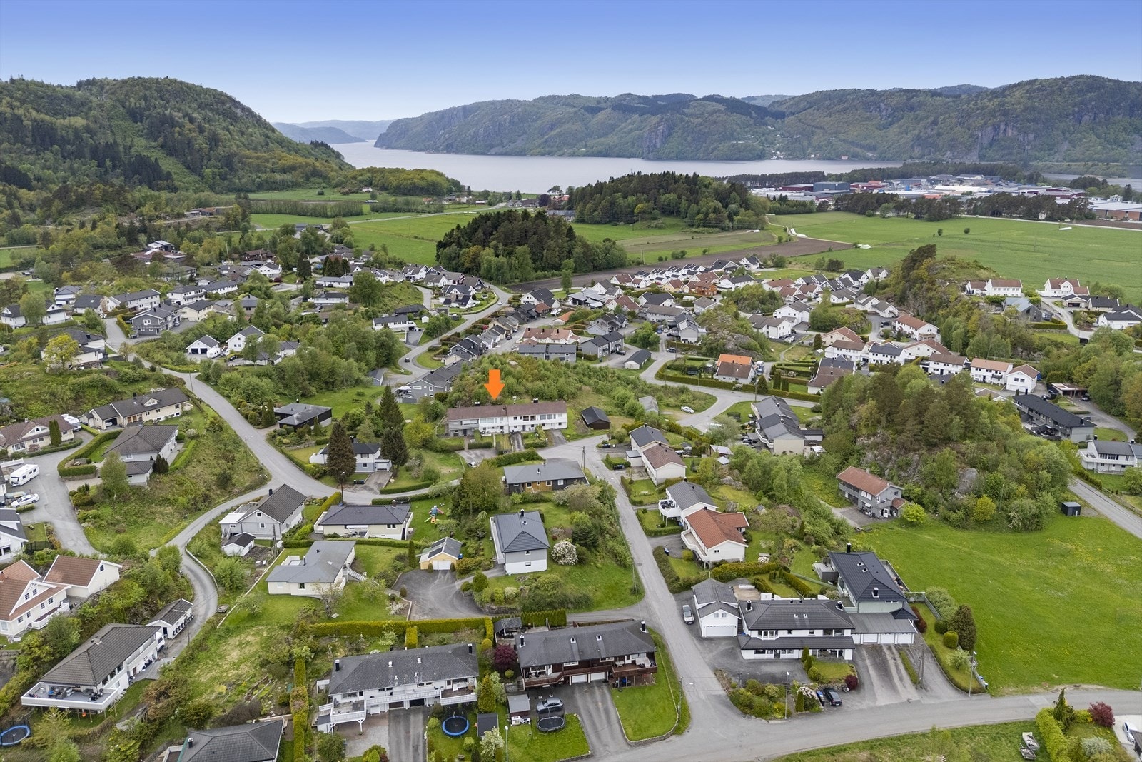 Boligen har en sentral og barnevennlig beliggenhet i Hamran Galleribilde
