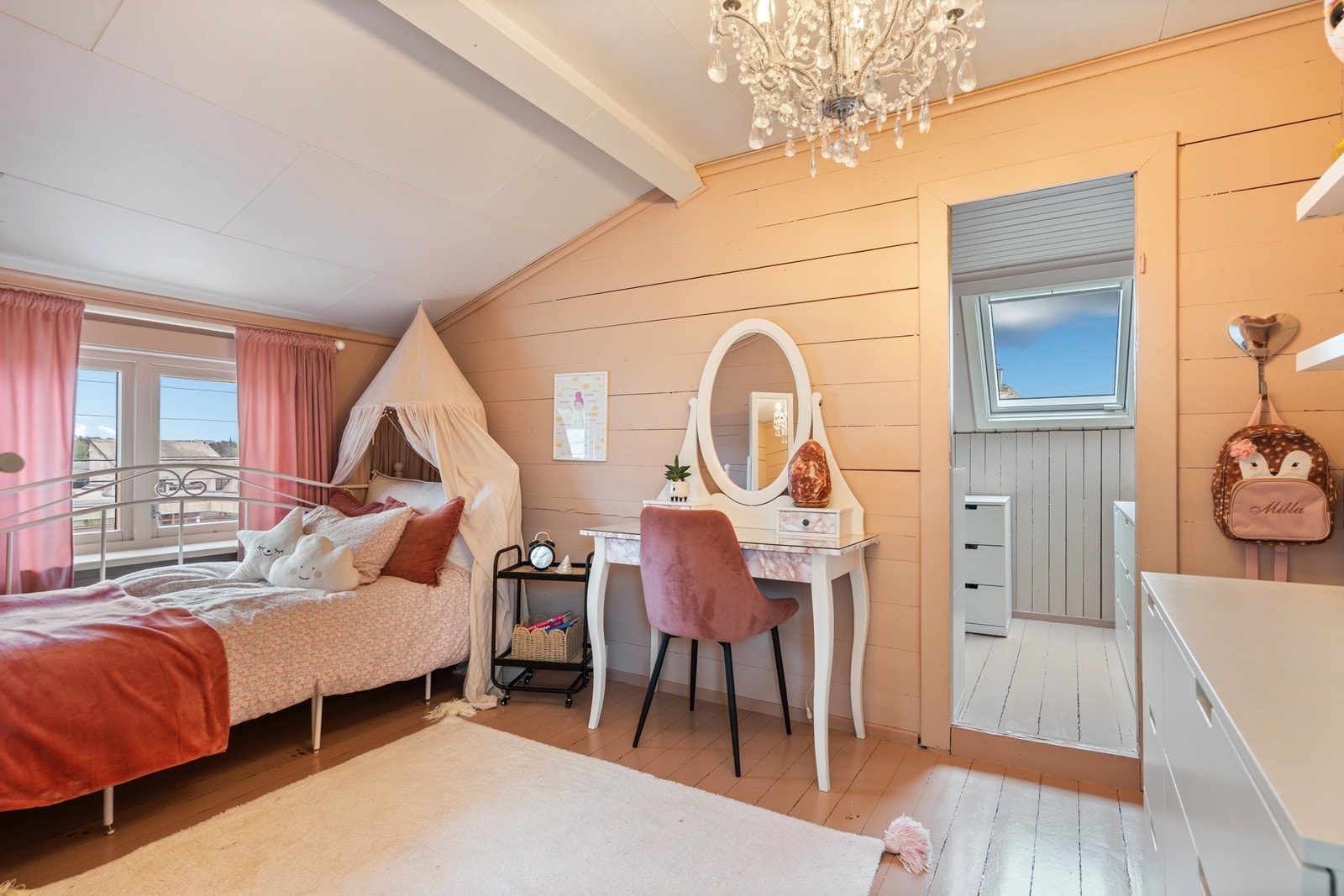 Soverom 2 på loft, også dette med skråkammers Galleribilde