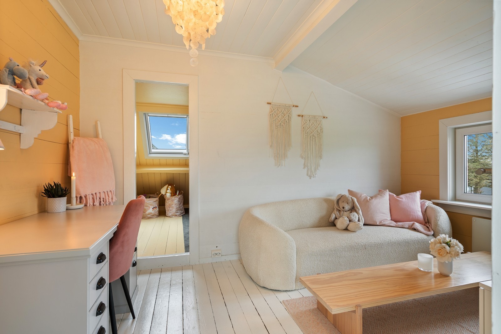 Soverom på loft med skråkammers Galleribilde
