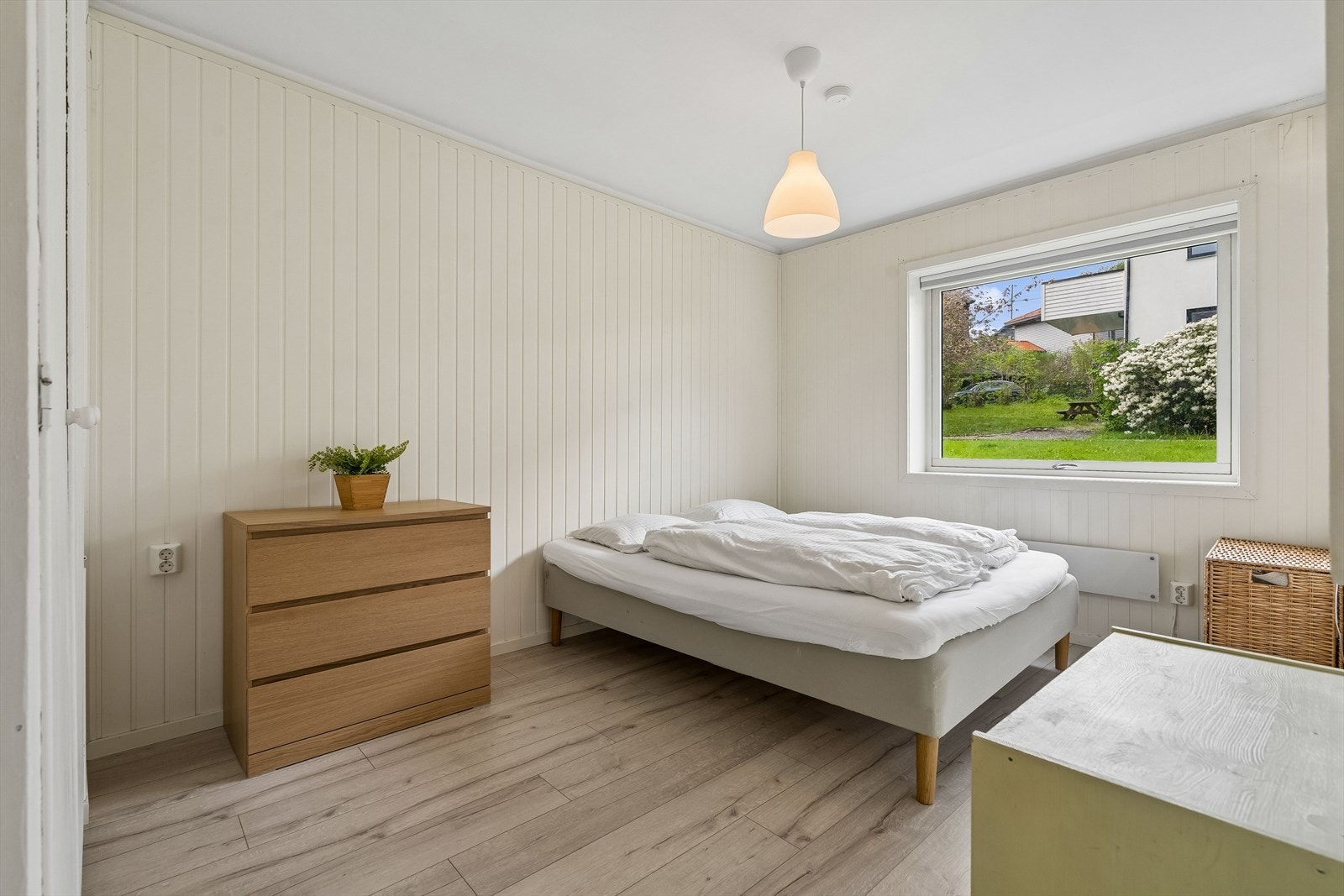 Stort soverom med plass til dobbeltseng, nattbord og kommode. Rommet er vendt ut mot bakhage, uten gjennomgangstrafikk Galleribilde