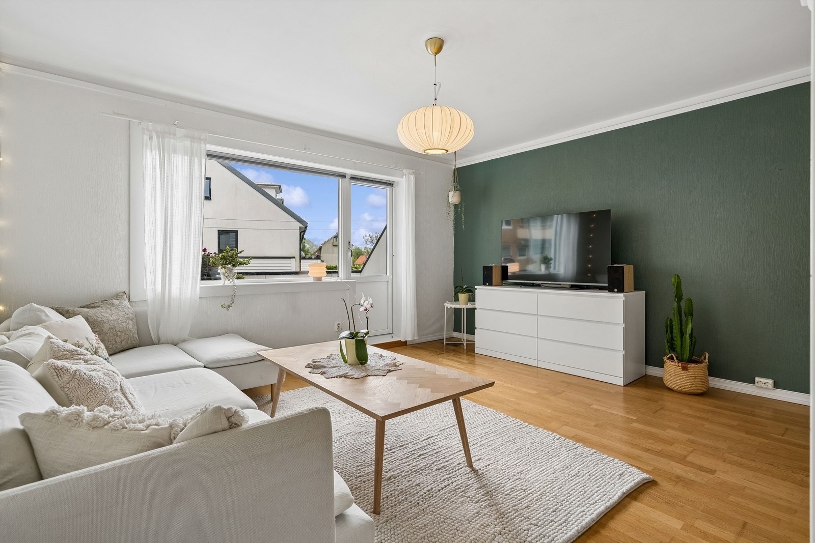 Vinduer og altandør fra 2012 slipper inn godt med dagslys. Galleribilde