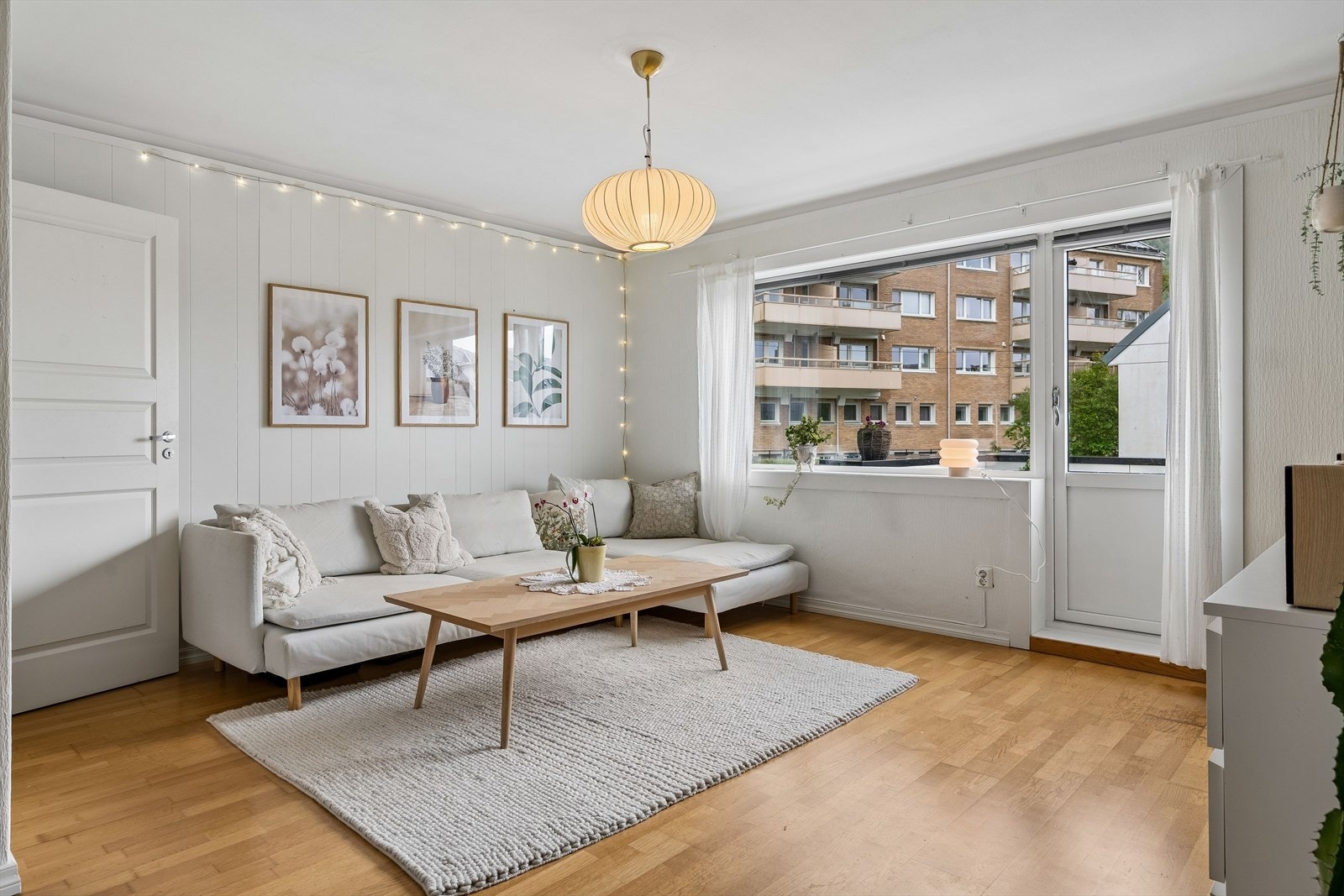 Stuen har god planløsning med plass til sofa- og TV krok, samt godt med plass til spisebord Galleribilde
