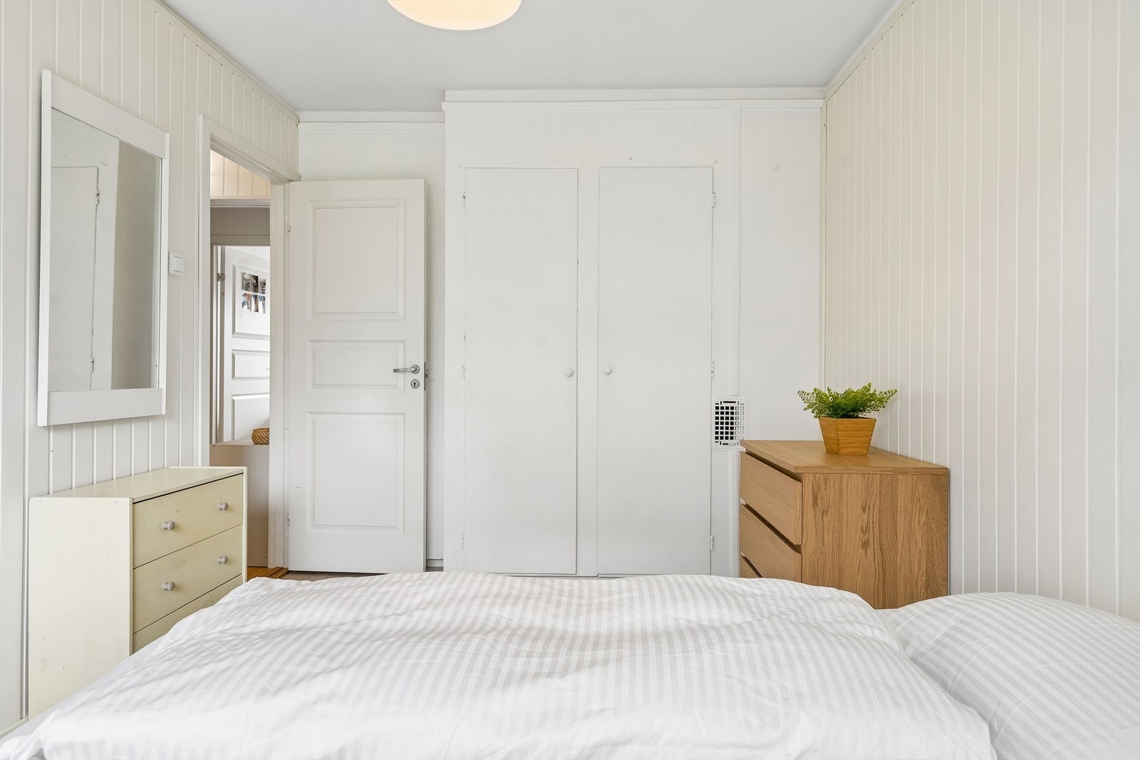 Rommet har panelkledde vegger som gir en lun følelse. Det er godt med skapplass i garderobe Galleribilde