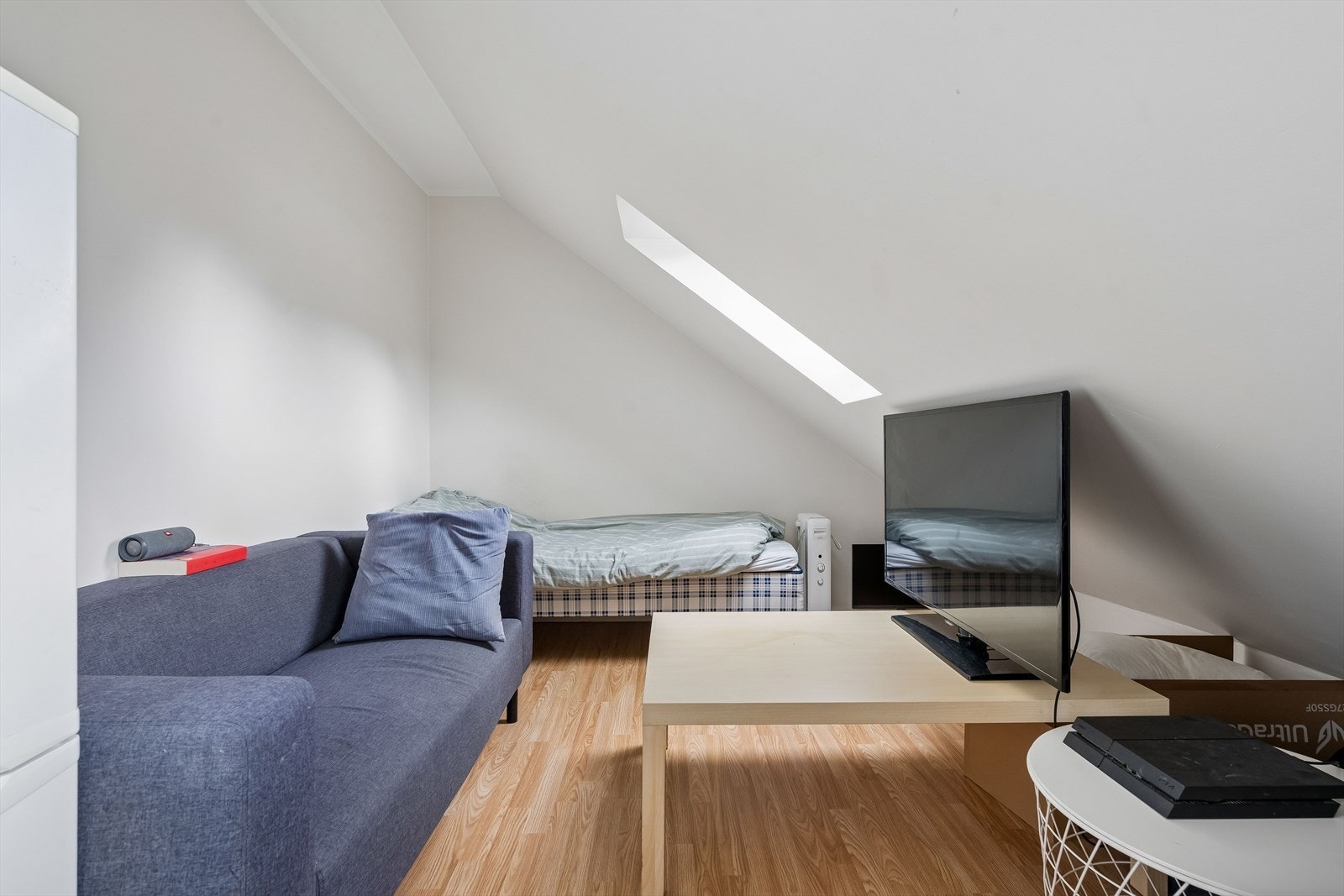Det er hybel på loft, som i dag leies ut for 4.790,- per måned. Leietaker har 3 mnd oppsigelse, så ny kjøper må informere om det ønskes at avtalen videreføres. Hybelen er et innredet rom med kjøkkendel. Det er felles toalett i etasjen. Galleribilde