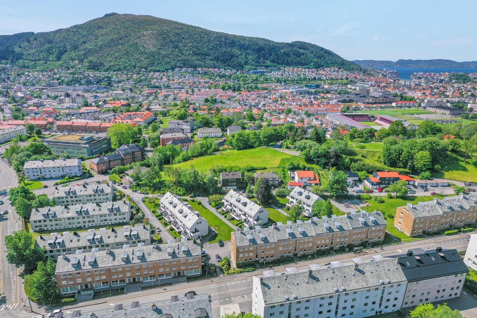Eiendommen ligger i et etablert boligområde på Landås, med nærhet til grøntområder og turmuligheter. Galleribilde
