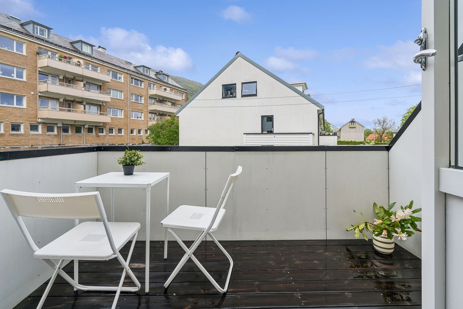 Balkongen gir plass til en liten sittegruppe, og eventuelt grill Galleribilde