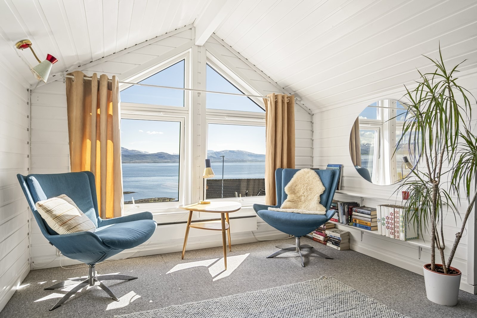 Loftetasjen er et stort og åpent rom (Opprinnelig soverom og arbeidsrom) - Mulighet for å tilbakeføre for ekstra soverom. Galleribilde