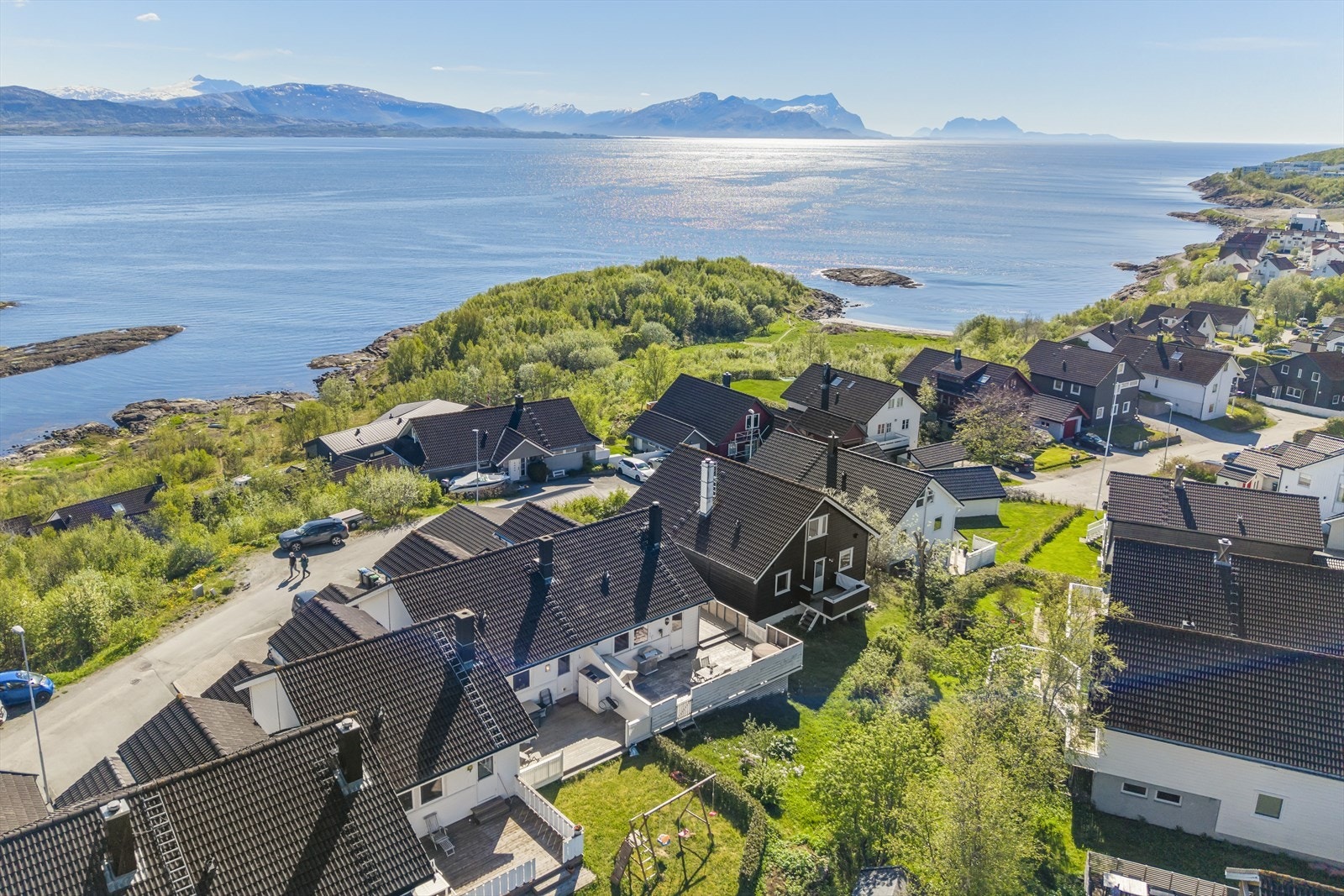 Beliggenheten kombinerer nærhet til sjøen med en tilbaketrukket og rolig atmosfære i et etablert boligområde. Galleribilde