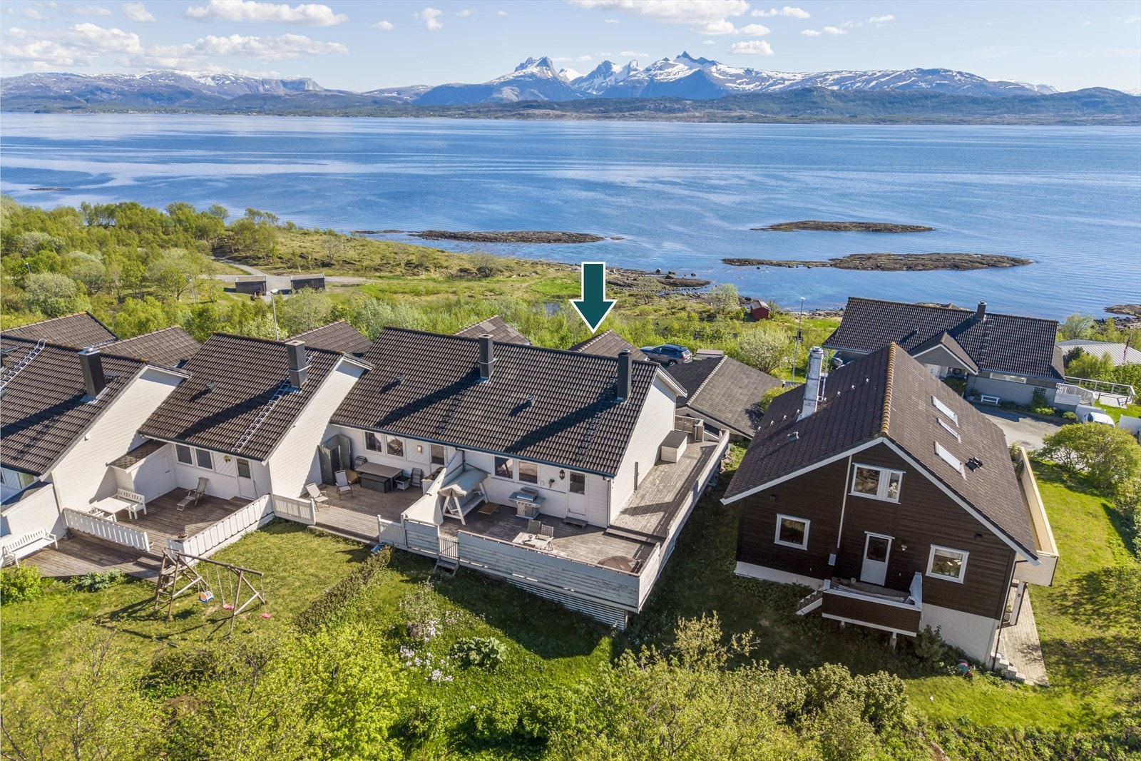 Rekkehus med en sjelden beliggenhet på Alstad, med storslått utsikt over Saltenfjorden og Børvasstindan. Galleribilde