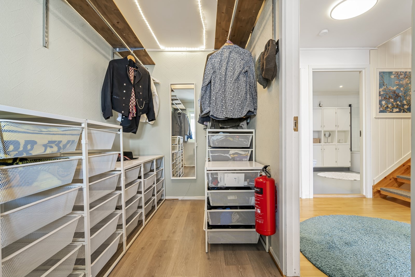 Praktisk rom i underetasjen, innredet for garderobe og oppbevaring (opprinnelig godkjent som soverom, men er i dag tatt i bruk som walk-in, se pkt. ferdigattest). Galleribilde