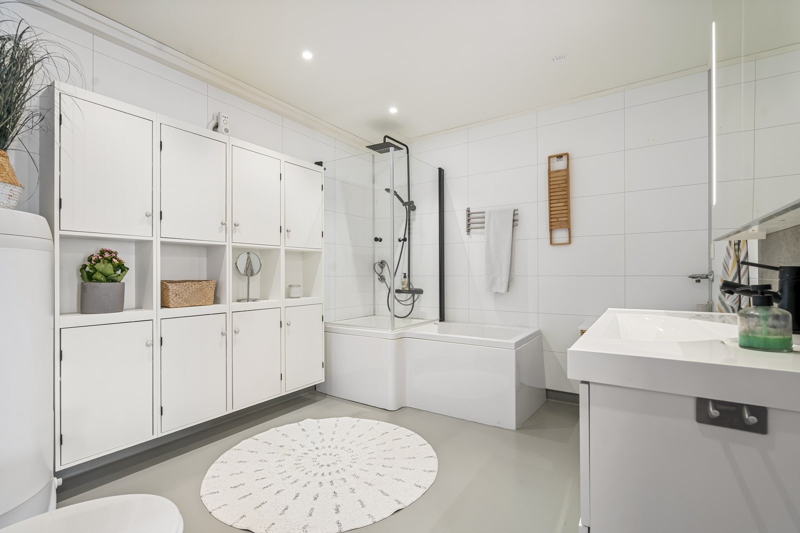 Badet i underetasjen ble modernisert i 2015 og har elektrisk gulvvarme. Galleribilde