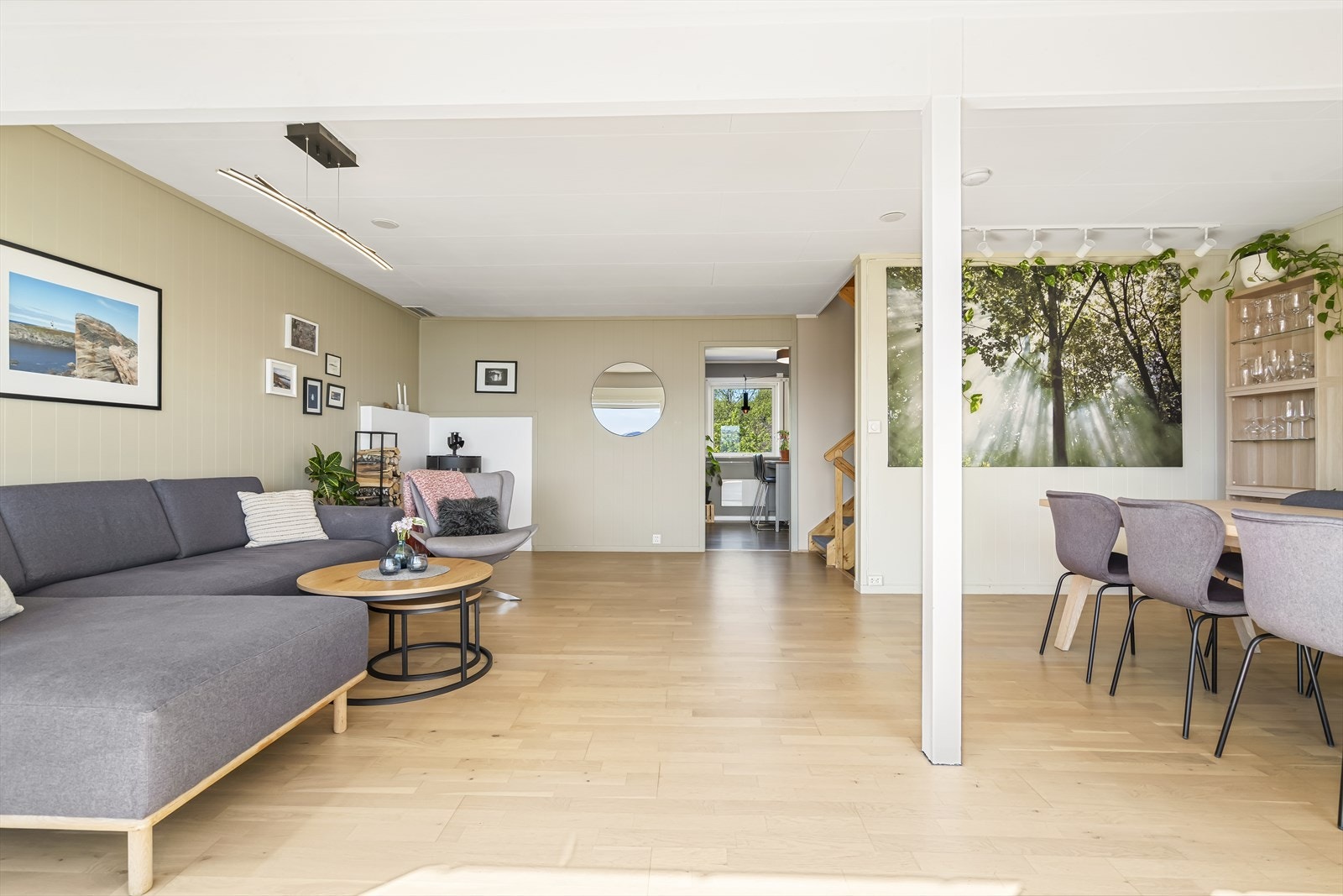 Stuen har en åpen løsning. Galleribilde