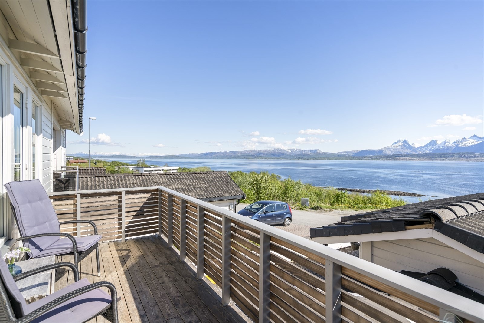 Utsikten fra boligen strekker seg over Saltenfjorden mot Børvasstindan. Galleribilde