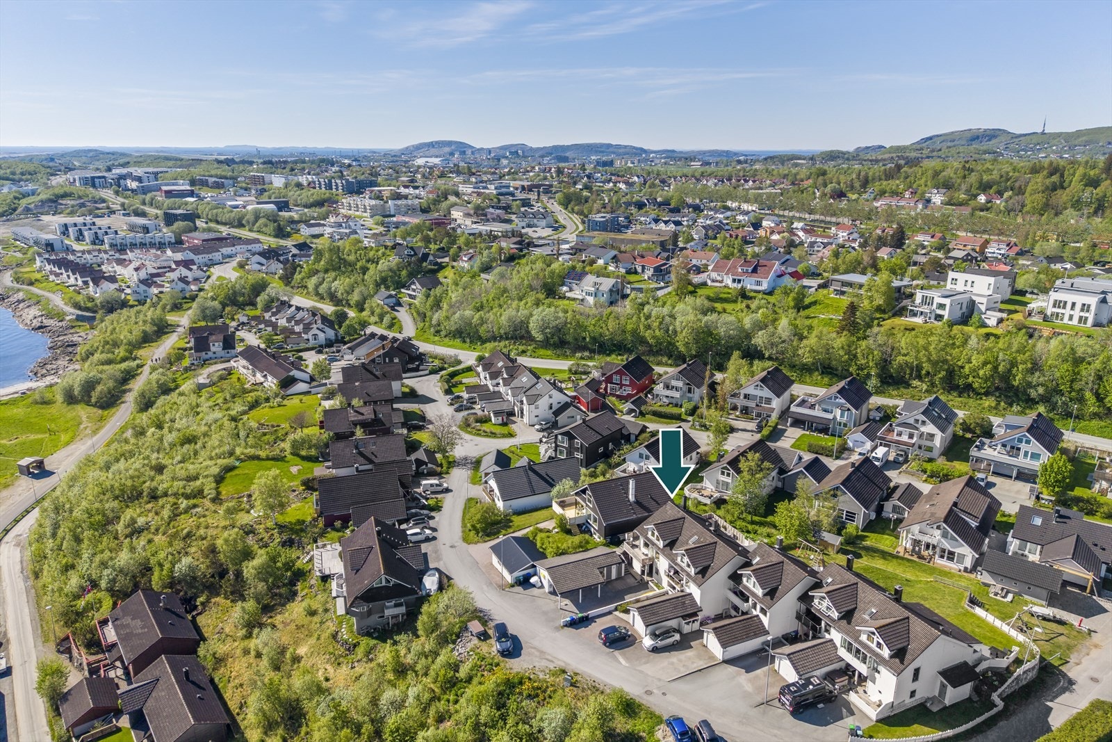 Her bor du i et etablert og familievennlig område, med kort vei til skoler, barnehager og Kyststien for turer langs sjøen. Galleribilde