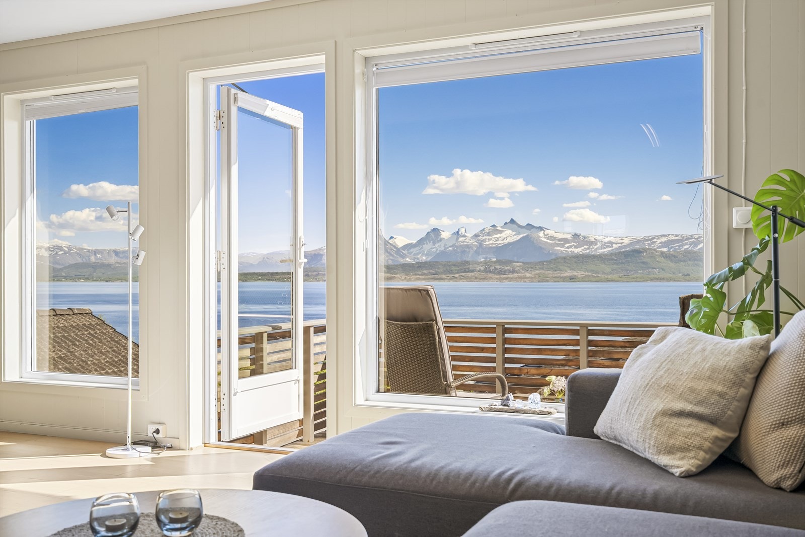 Fra sofakroken kan du nyte den flotte utsikten over fjorden gjennom vinduer som ble skiftet i perioden 2011-2015. Galleribilde