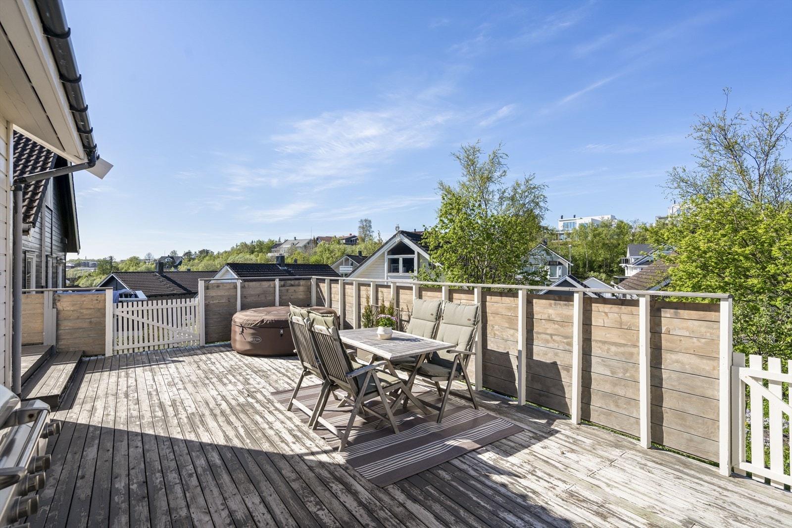 Uteplassen er bygget i impregnerte trekonstruksjoner med spaltegulv av terrassebord. Galleribilde