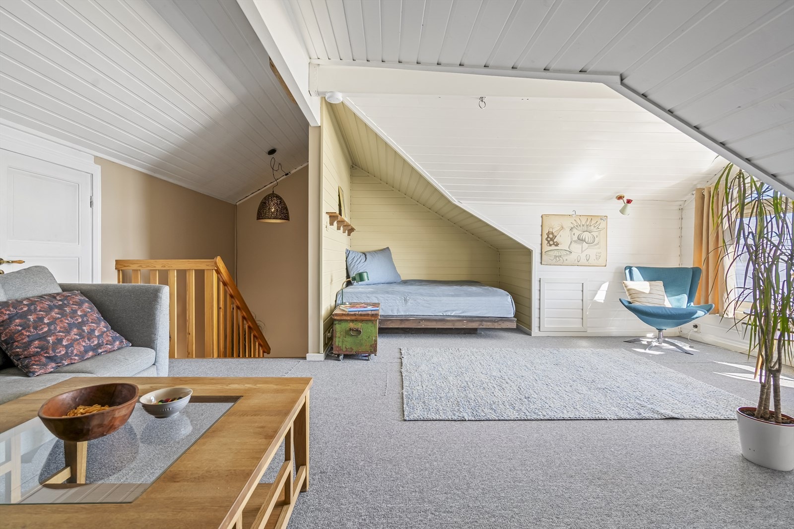 Trappen fra første etasje leder opp til loftetasjen. Galleribilde