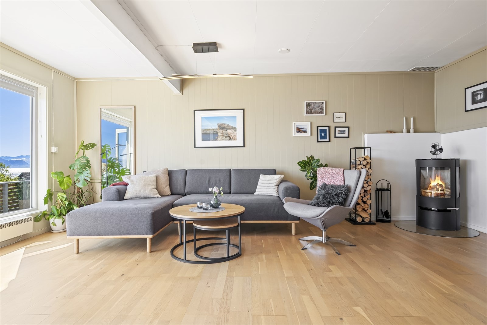 Vedovn er installert i stuen, noe som gir en effektiv og hyggelig varmekilde. Galleribilde