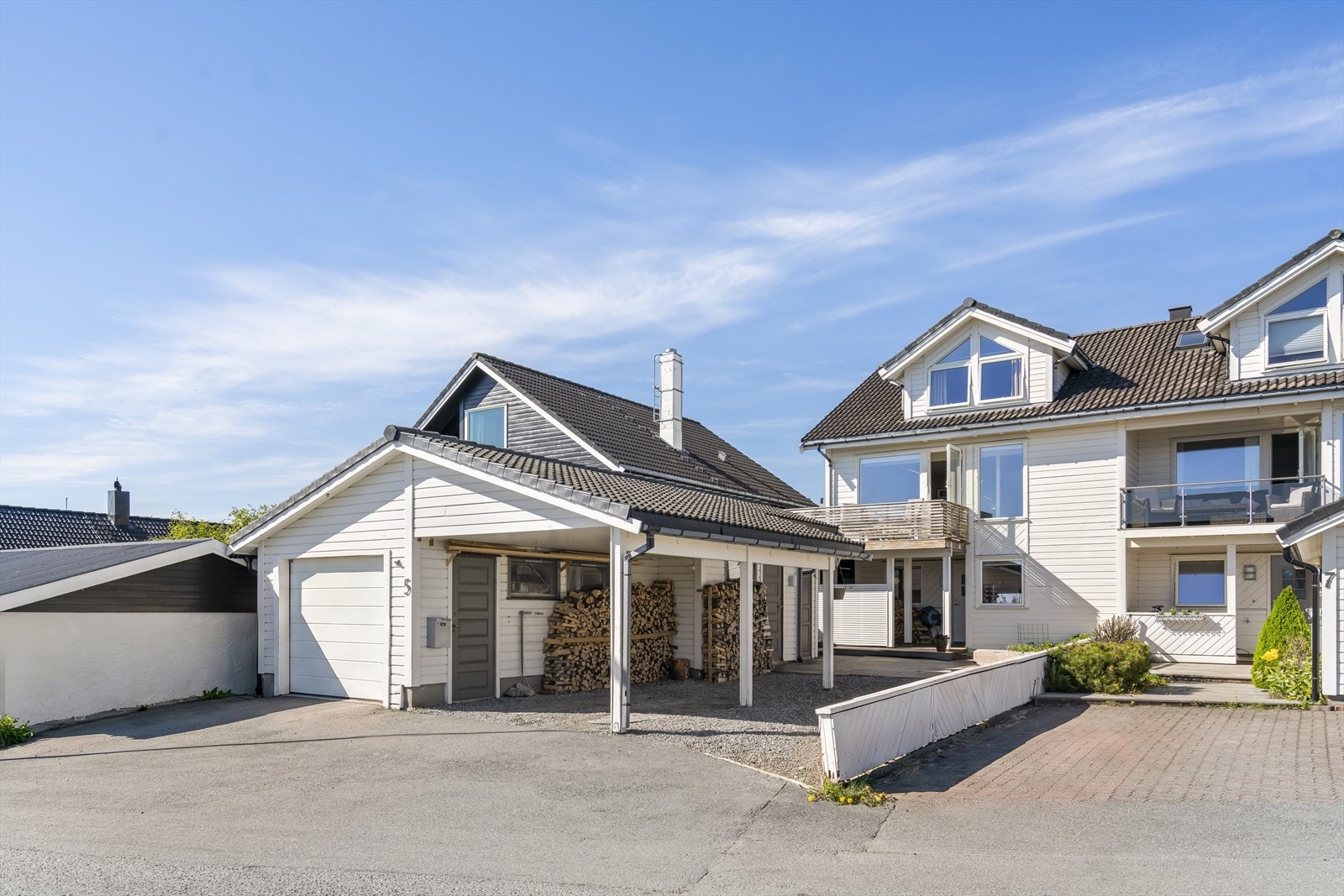 Eiendommen har en praktisk garasje med tilhørende carport og boder, som gir rikelig med parkerings- og lagringsplass. Galleribilde