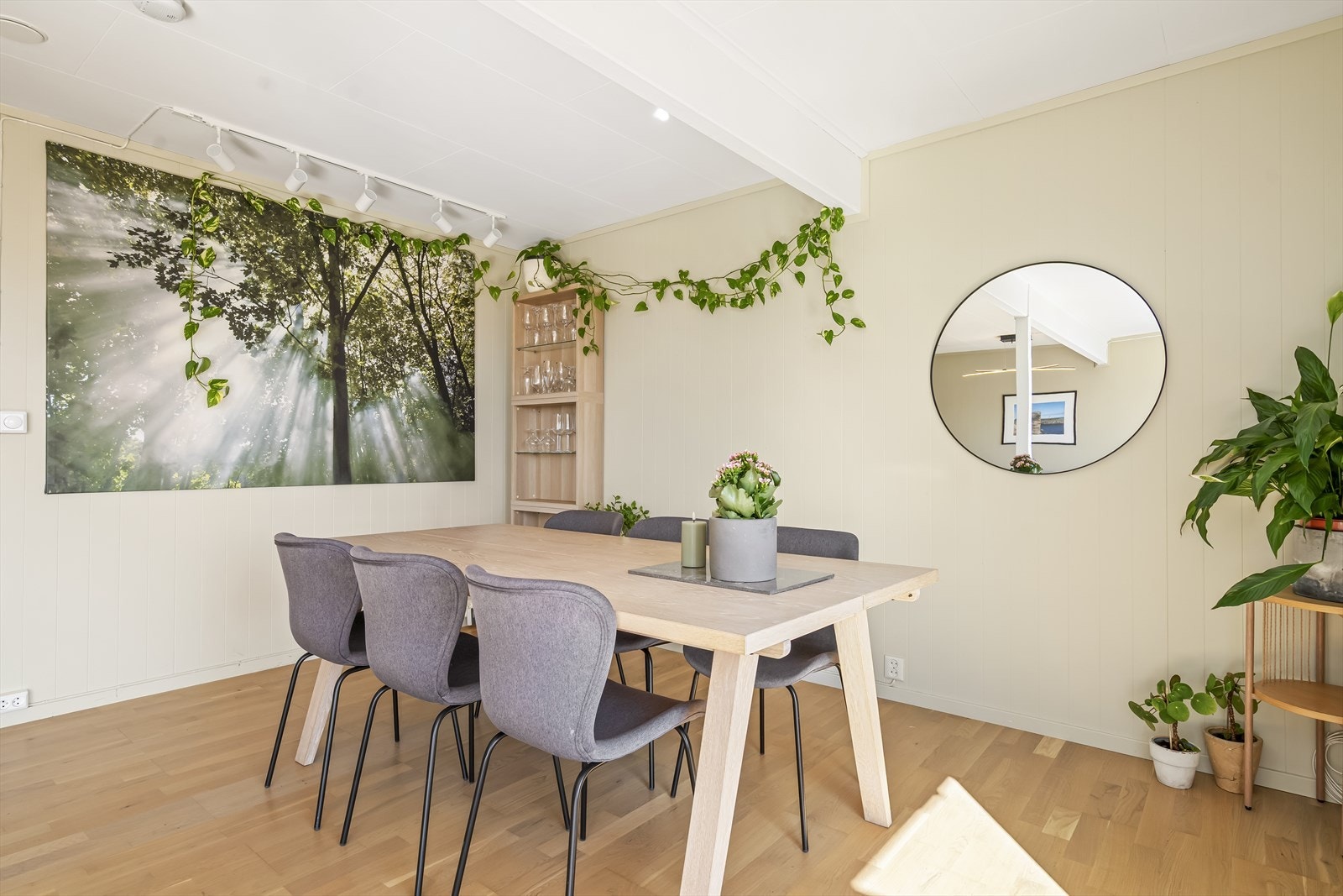 Spisestuen har god plass til langbord for sosiale sammenkomster. Galleribilde
