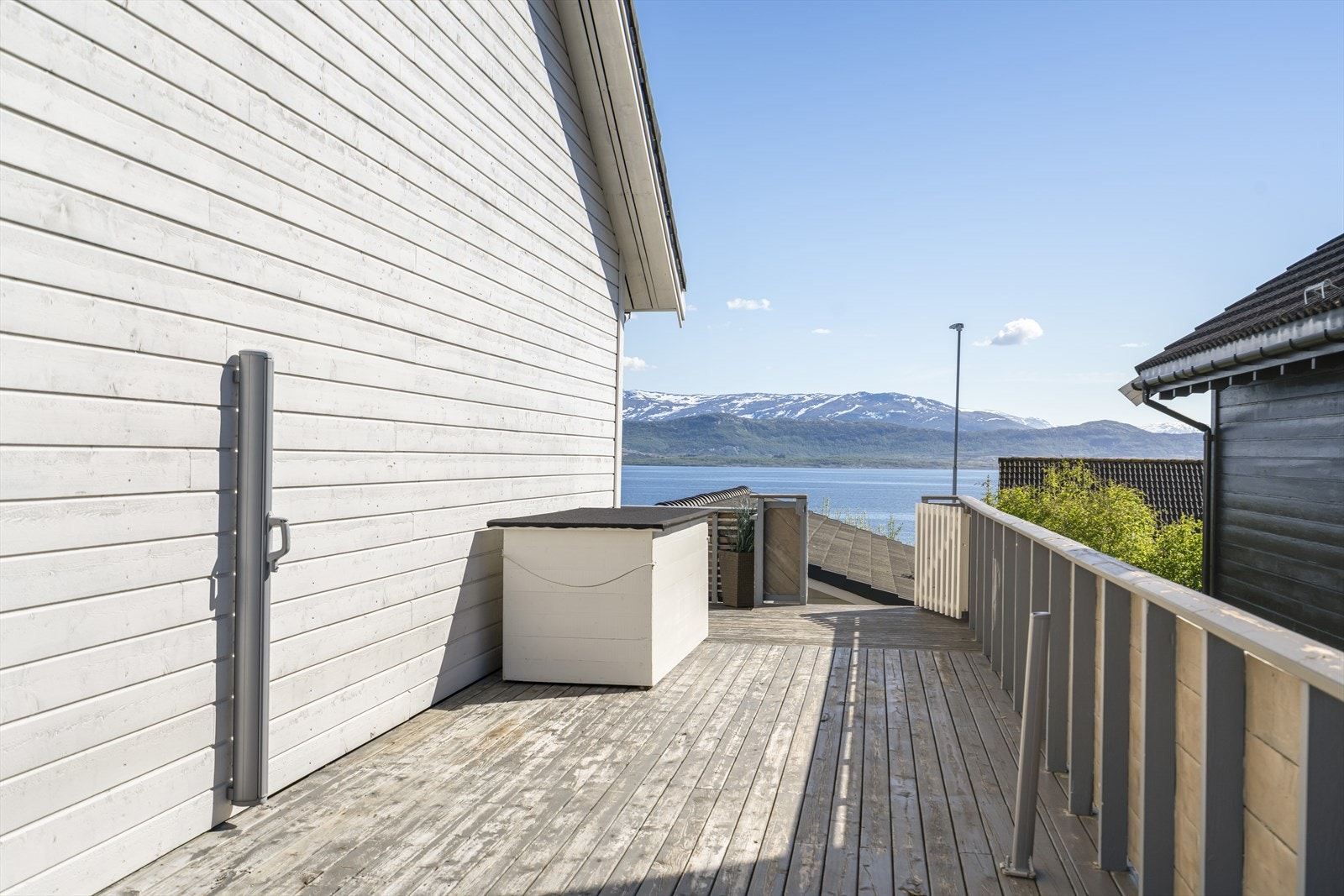 Fra terrassen kan du følge med på skipstrafikken og det skiftende nordlandslyset. Galleribilde