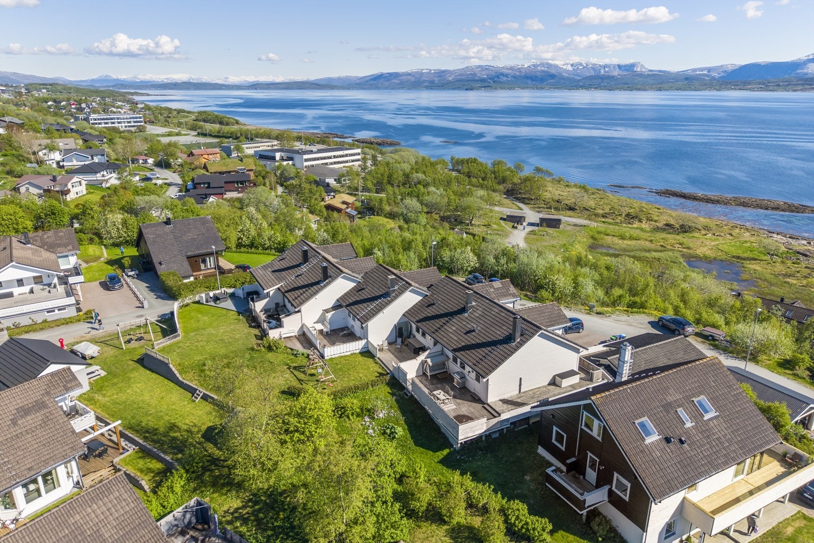 Fra eiendommen er det kort vei til både Hunstadsenteret og City Nord for dagligvarehandel og servicetilbud. Galleribilde
