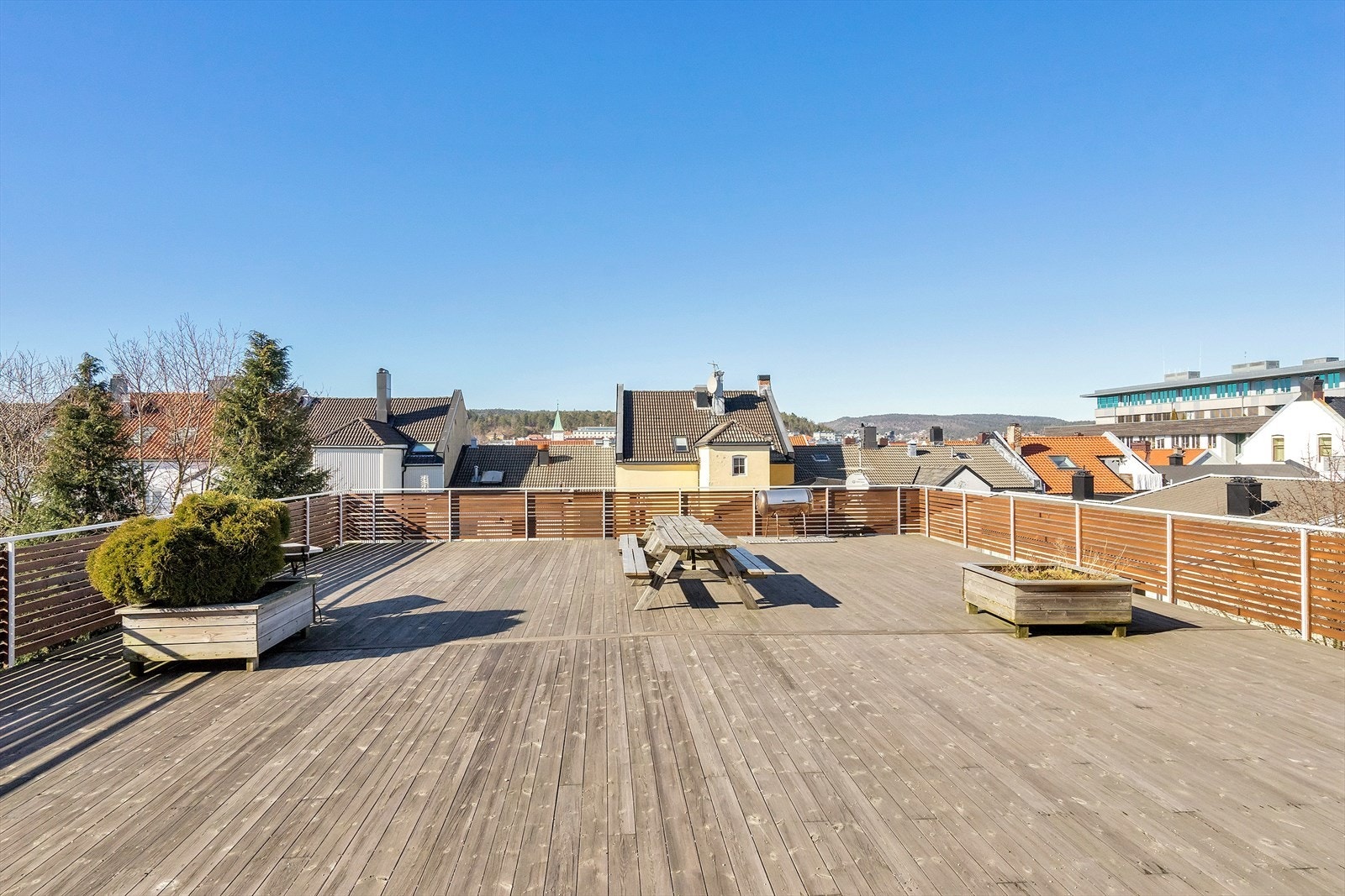 Stor felles takterrasse med sittegrupper og grillmuligheter Galleribilde