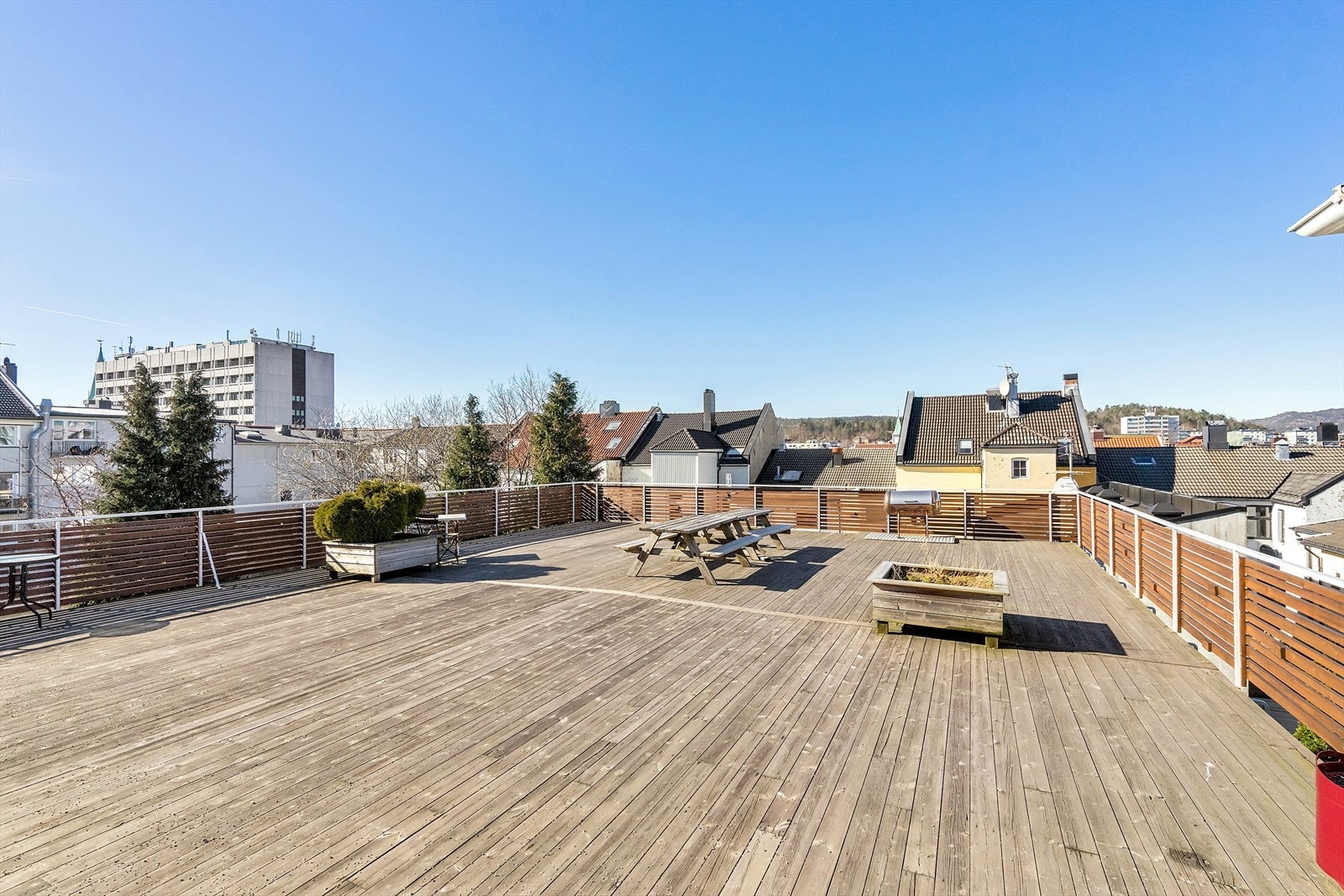Stor, solrik felles takterrasse Galleribilde