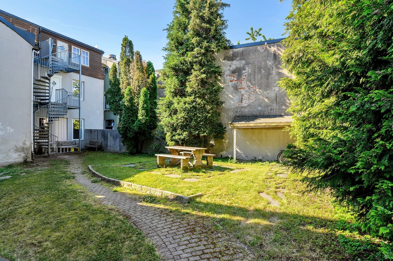 Bakgård med sykkelparkering Galleribilde