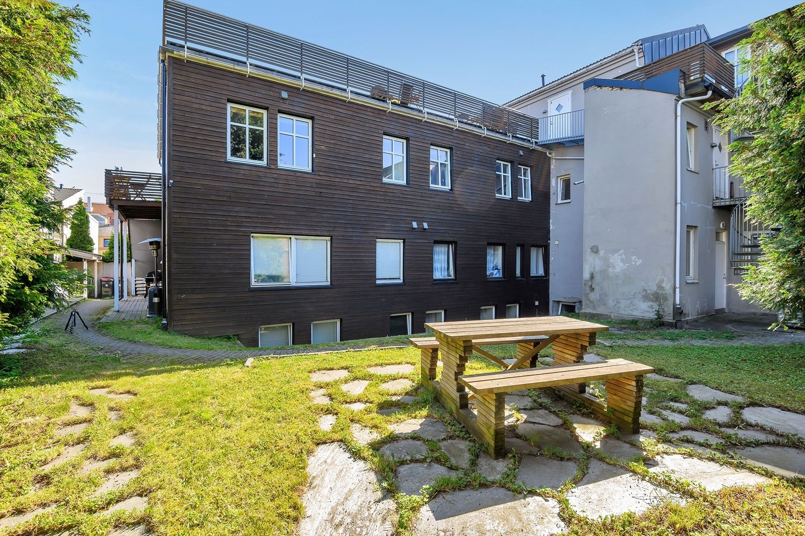 Fin bakgård med sittegruppe Galleribilde
