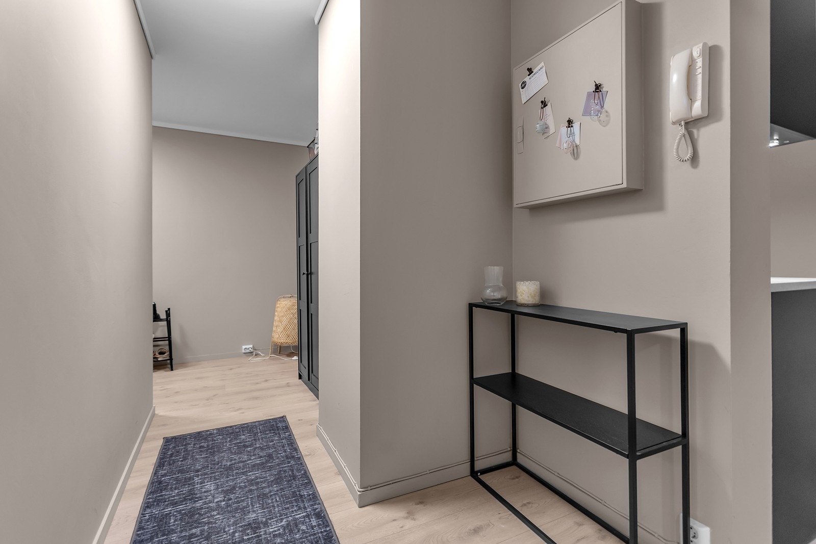 Romslig hall med garderobeskap Galleribilde