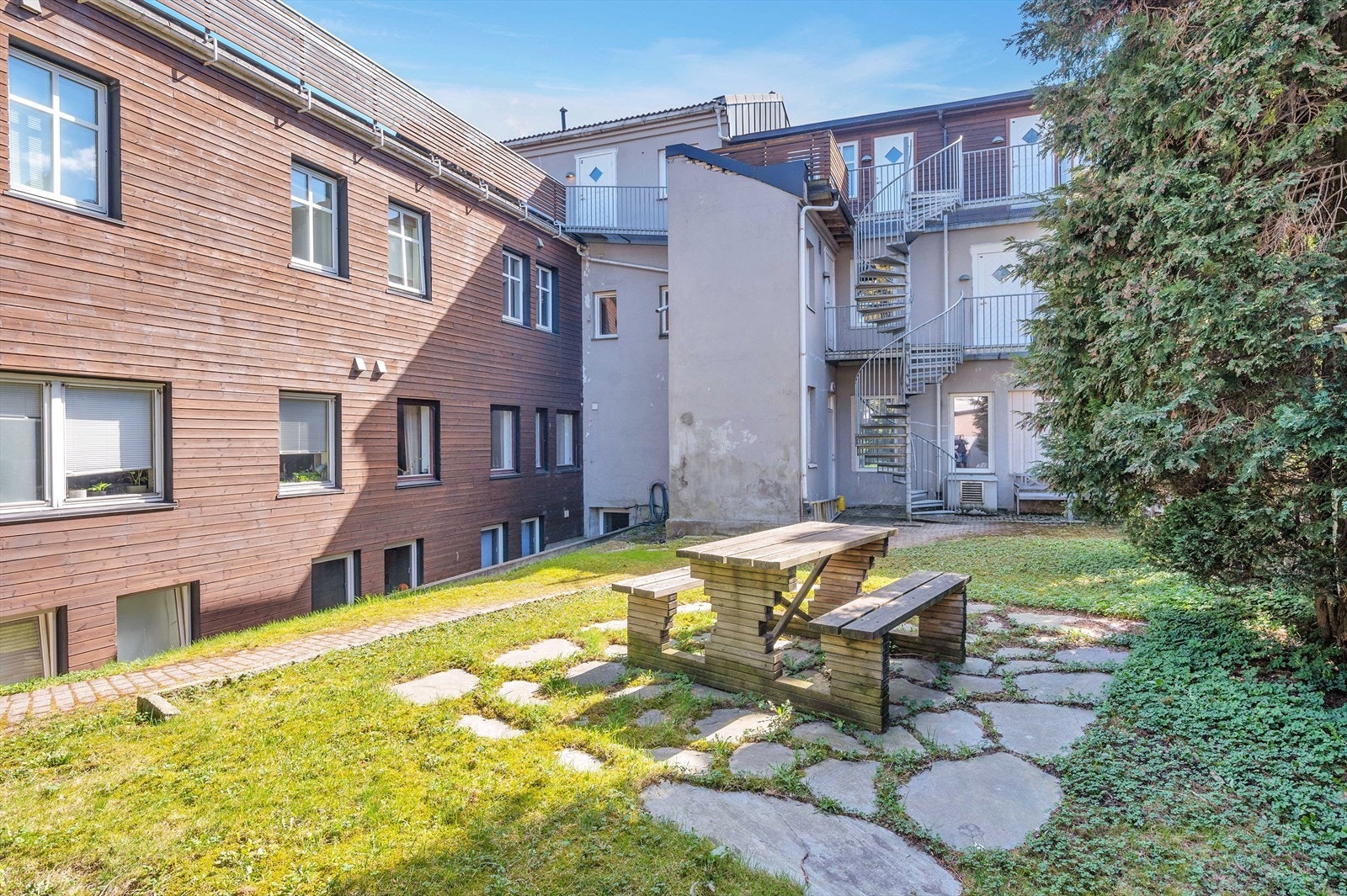 Lun fin bakgård Galleribilde