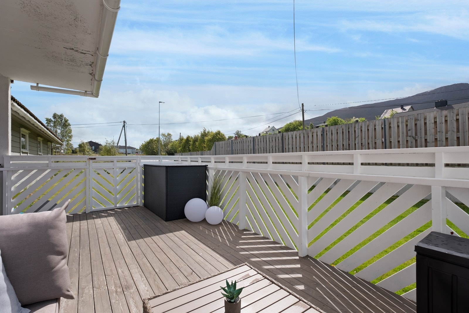Den solrike terrassen er på 21kvm og har god plass til sittegruppe og grill Galleribilde