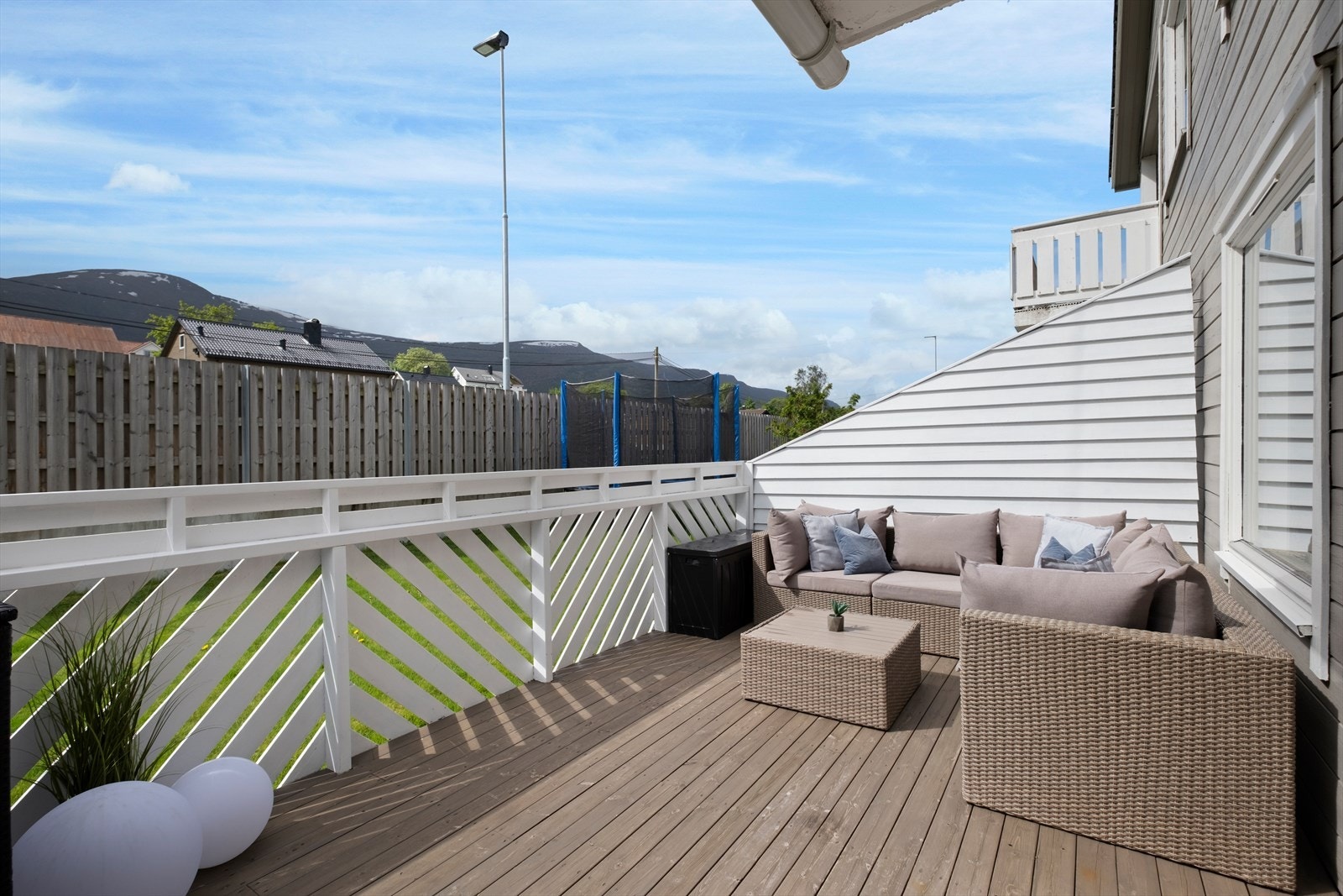 Stor terrasse med gode solforhold Galleribilde