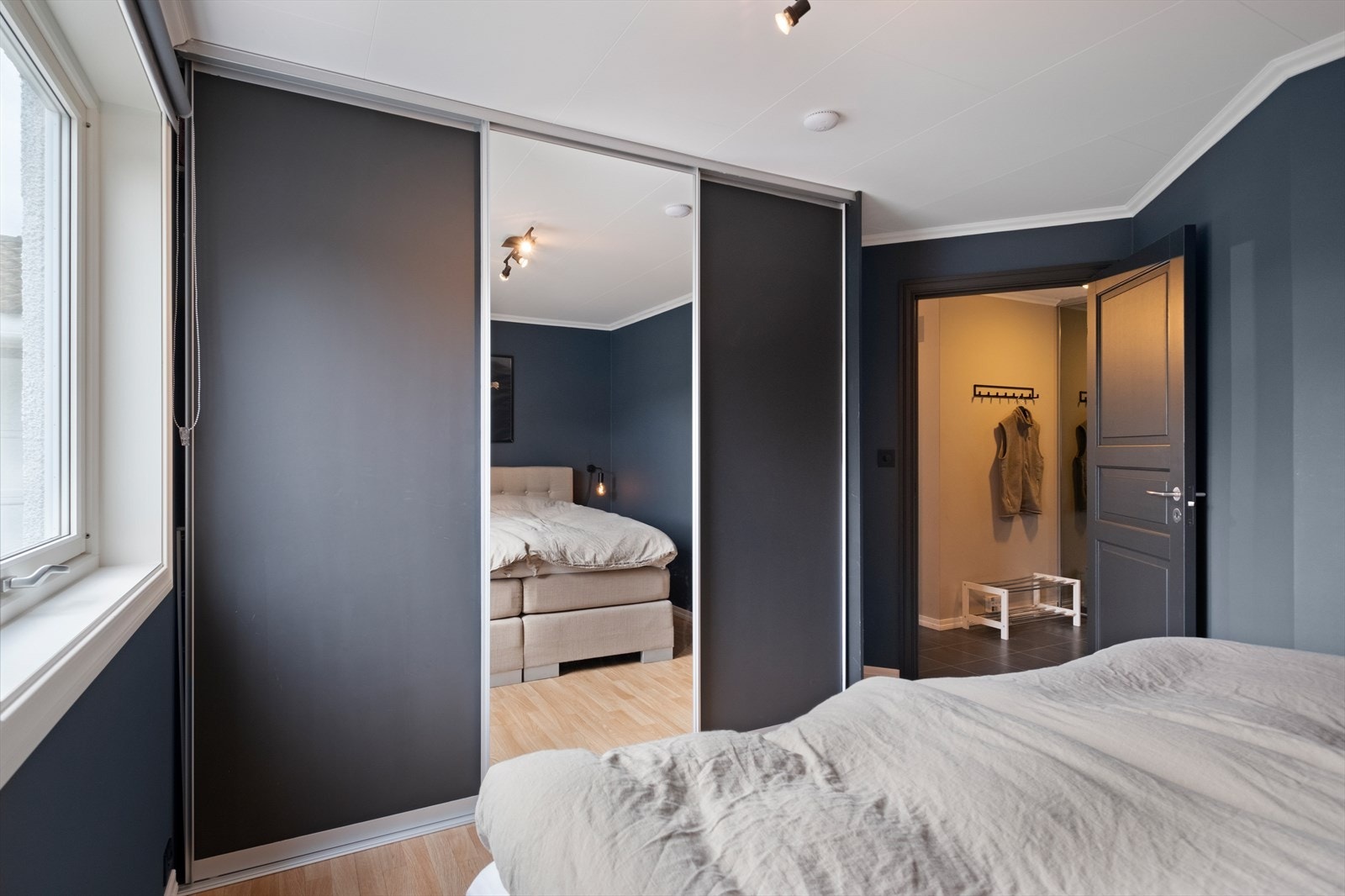 Soverom I - Stort integrert garderobeskap med god plass til mye oppbevaring Galleribilde