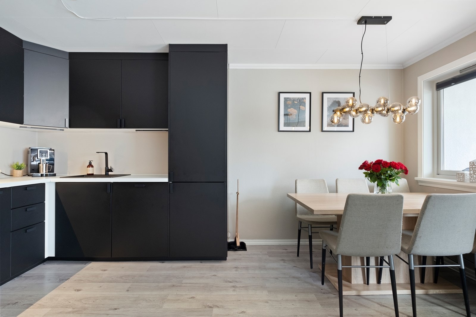 Leiligheten har en flott åpen stue/kjøkken løsning Galleribilde
