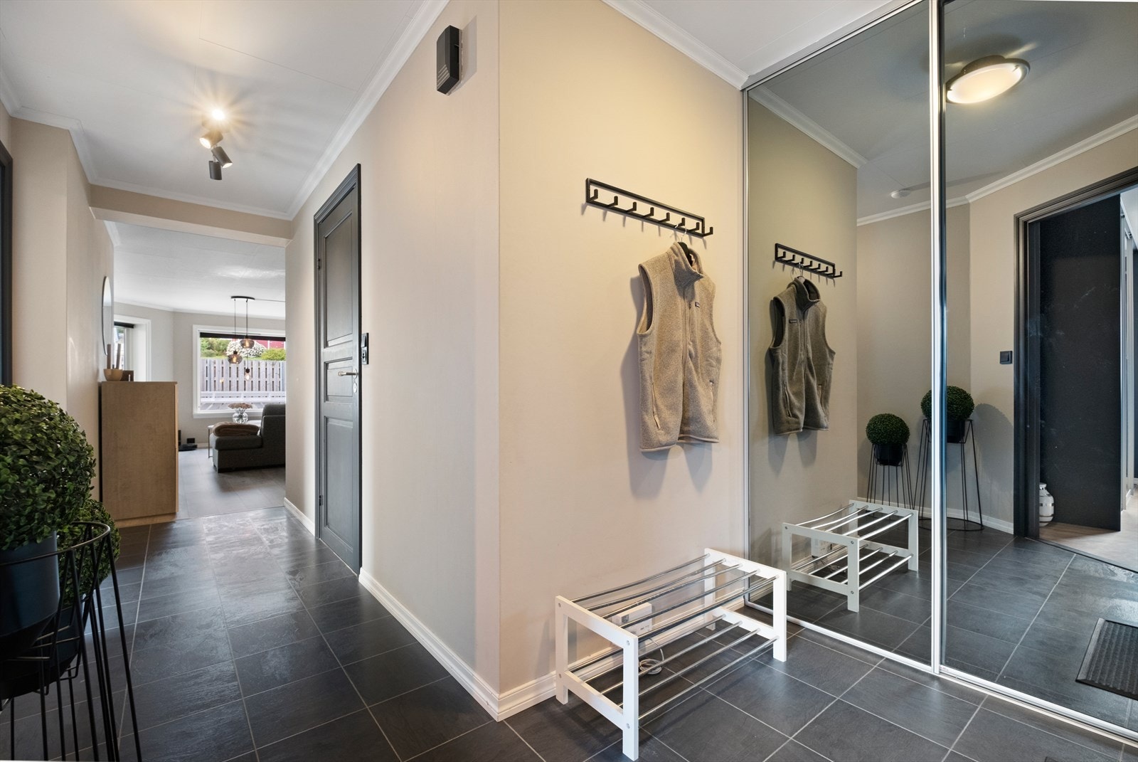Godt med skapplass i gang/èntre Galleribilde